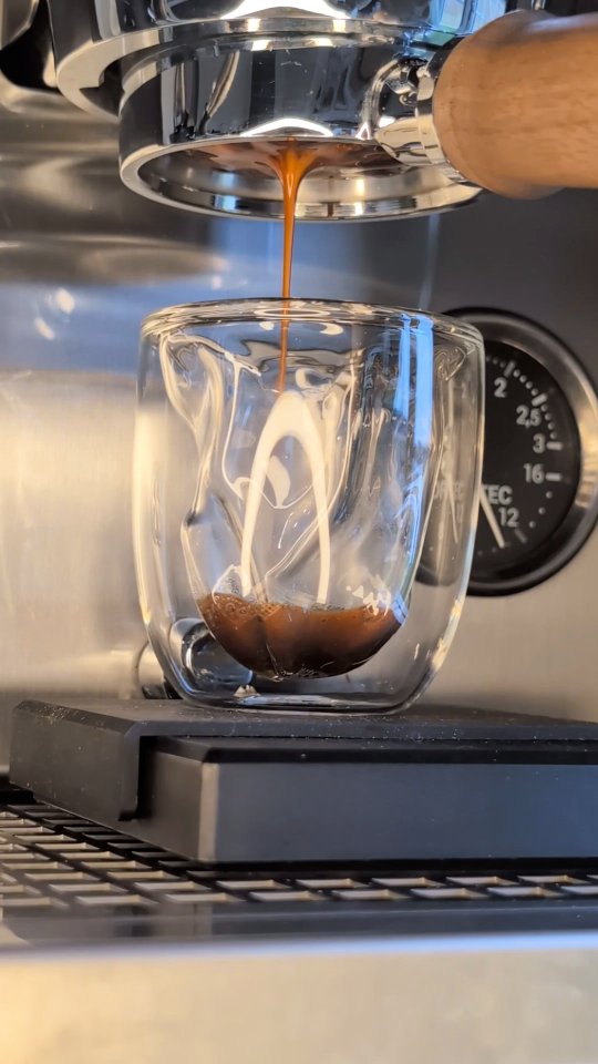 Short, sweet, and intense.
1:1 ristretto with our Ugandan Africa Moon natural — the perfect base for a cortado.