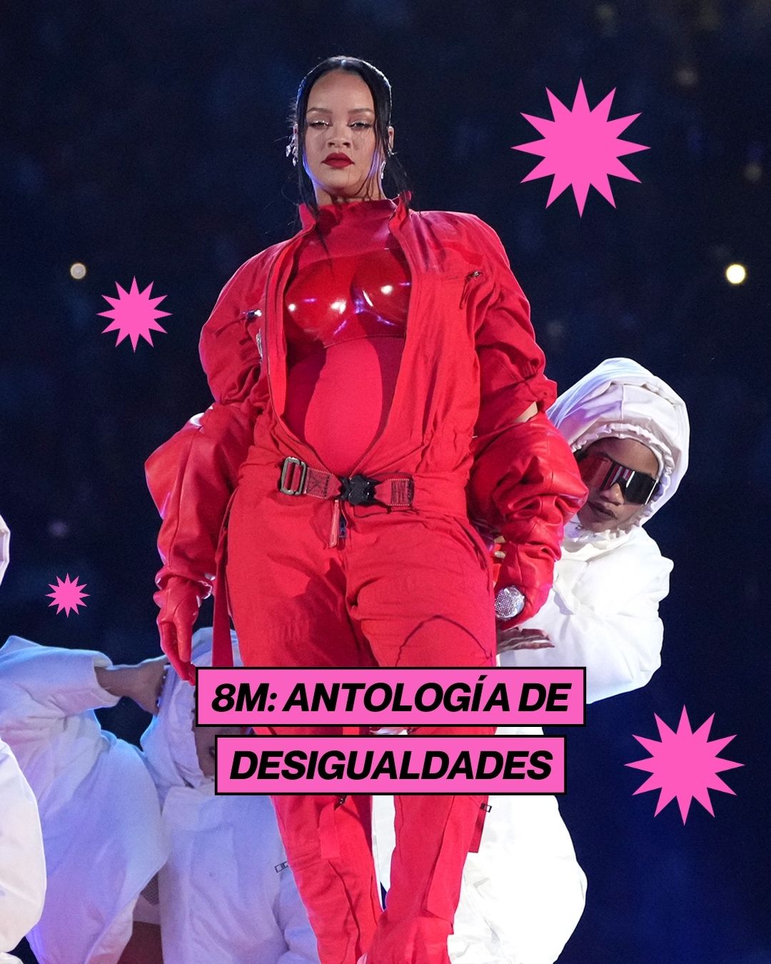 Hoy es un día para reflexionar. El 8M nos invita a mirar de frente las desigualdades que todavía atraviesan las mujeres en la industria musical: la presión estética, el edadismo, la desigualdad en escuchas y rankings, la invisibilidad en ciertos roles técnicos, o las dificultades para conciliar maternidad y carrera. Conversaciones necesarias que desde She Sounds hemos ido poniendo sobre la mesa a lo largo del tiempo.
Pero también es un día para reconocer que algo está cambiando.
Una nueva generación de artistas está ampliando el mapa de la música. Mujeres que escriben, producen, lideran sus propios proyectos y construyen carreras cada vez más autónomas. Lo vemos en los escenarios, en los créditos y también en los grandes reconocimientos de la industria.
Cada vez más artistas femeninas encabezan festivales, ganan los galardones de música más importantes, baten records de streaming, lideran los charts y ocupan categorías que históricamente habían estado dominadas por hombres. Son logros que no solo celebran trayectorias individuales, sino que también abren camino para quienes vienen detrás.
Hoy hacemos autocrítica, porque todavía queda mucho por cambiar. Pero también celebramos los avances, el talento que sigue emergiendo y la fuerza colectiva de tantas artistas que están transformando la industria desde dentro.
Porque si algo demuestra la música hoy, es que el cambio ya está en marcha.
#8M