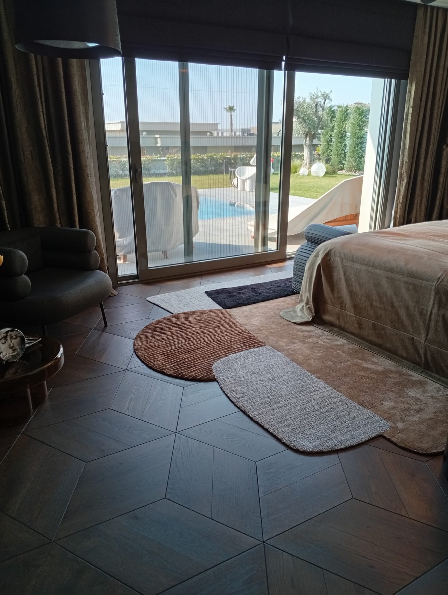 Most floors quietly sit in the background.
But sometimes the floor becomes the design language of the entire space.
This project is a strong example of how engineered wood flooring can move beyond traditional plank layouts and become a true architectural element. The hexagonal parquet geometry introduces rhythm and movement across the room, while the deep oak tones ground the interior with warmth and sophistication.
Natural wood has a unique ability: it balances contemporary materials with organic calm. Here, the geometric pattern adds a modern character, while the engineered oak surface keeps the space timeless and tactile.
Large openings, natural light, and a garden view complete the composition — allowing the floor to guide the eye toward the landscape.
For architects and designers, engineered wood flooring is no longer just a finish.
It is a design tool.