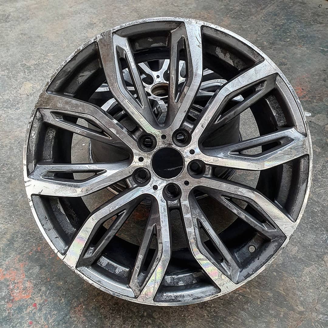 A much needed diamond cut finish for these BMW alloys ๐๐ผ
Swipe Left to see the Transformation ๐
#wheelrefurb #wheelrefurbishment #wheelrefurbs #alloyrefurb #alloyrefurbishment #alloyrepair #powdercoating #diamondcut #colourpowdercoating #cars #wheels #wheelcolour #wheelcolourchange #bmw #mercedes #ferarri #audi #bentley #rangerover #london #essex #southwoodford #creativewheels