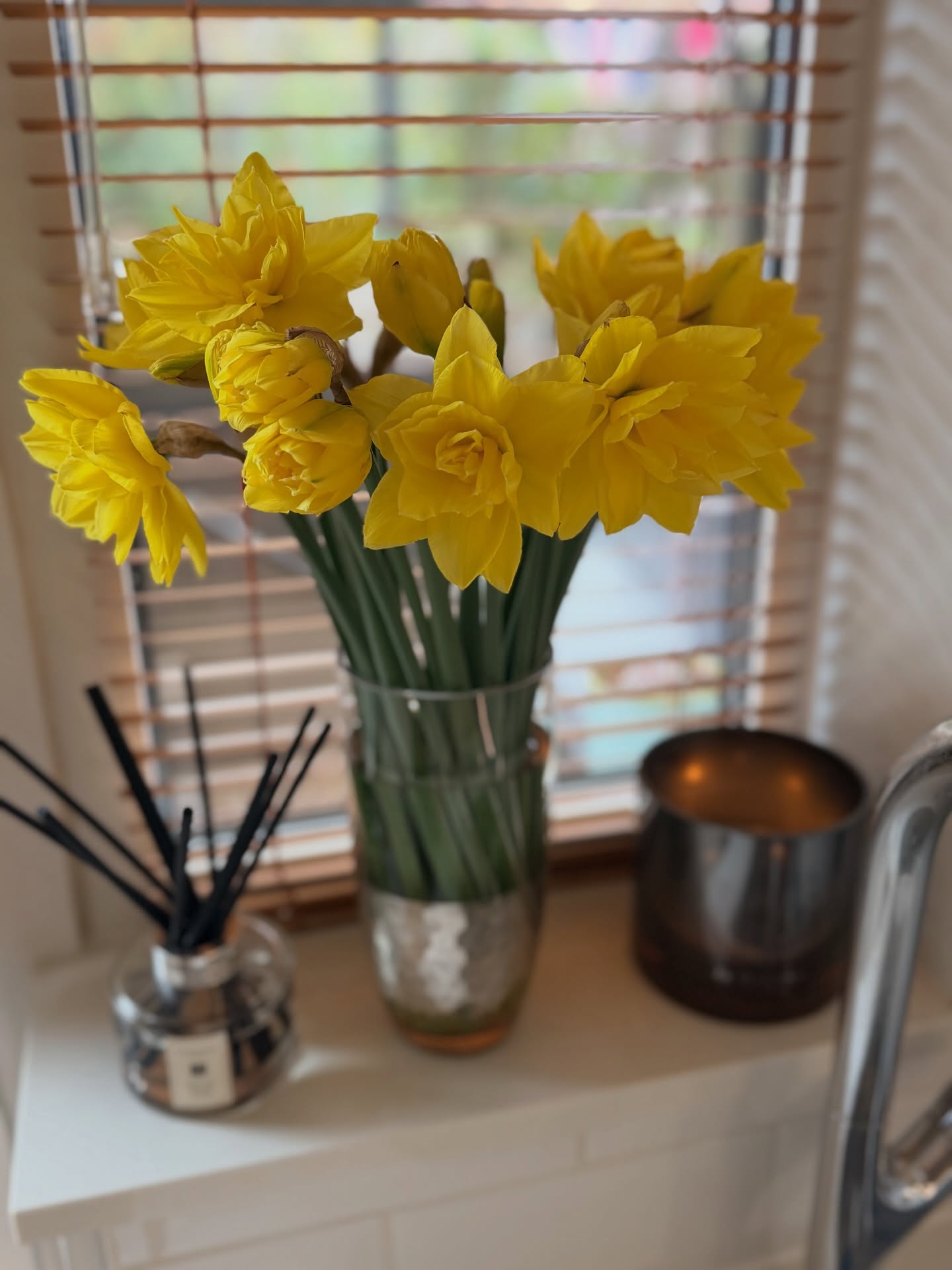 You can’t beat a vase of daffodils on your kitchen windowsill to make you smile 😊