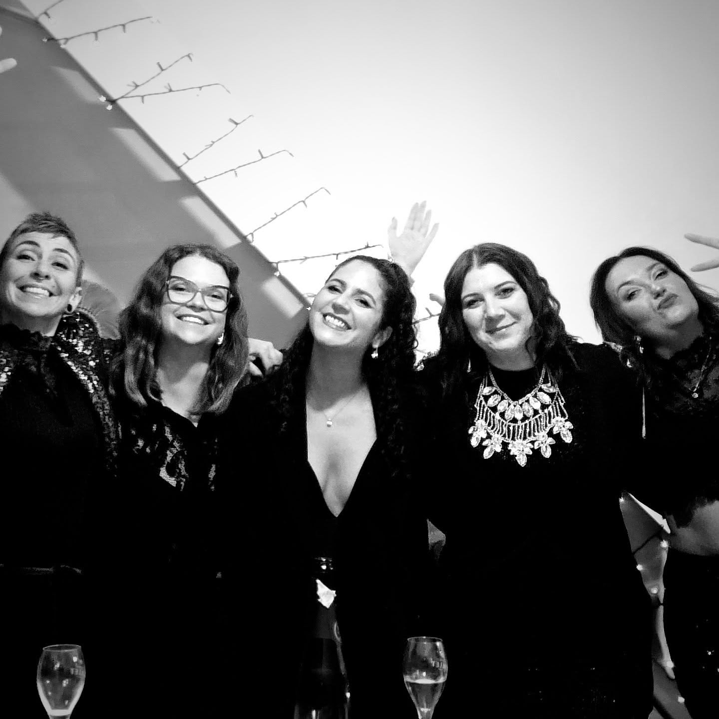 Je ne vais pas faire un grand discours militant 💪
Mais cette année m’a appris quelques trucs...😅
Déjà, que la vie peut parfois te mettre de sacrées claques dans la gueule... 😪
Des galères. 🤐
Des nuits trop courtes.😴
Des moments où tu te demandes franchement ce que tu fous là.🫤
Et puis tu te relèves.💪
Tu bosses.😌
Tu élèves tes enfants.🥰
Tu continues à croire à tes rêves…😍 même quand c’est un peu le chaos.🫣
Mais il y a une autre chose que cette année m’a apprise 🙏
J’ai réalisé que j’avais autour de moi des femmes incroyables 🥰
Des amies qui écoutent, qui soutiennent, qui te ramassent quand tu es au fond du trou… et qui te font rire quand tu en as le plus besoin ❤️
❤️ En fait, une vraie petite famille ❤️
Et je crois que c’est aussi ça, le sens du 8 mars :
se rappeler qu’on est plus fortes quand on se soutient 💪
Alors aujourd’hui, j’envoie de la force à toutes celles qui traversent des tempêtes 🌪
Et surtout un immense merci aux femmes qui marchent à mes côtés qui se reconnaîtront et toutes les autres qui ne sont pas qur mes photos avec qui je partage tout autant ❤️
#8mars #femmesentrepreneures #feminism #sororité #lasavonnettecoquette