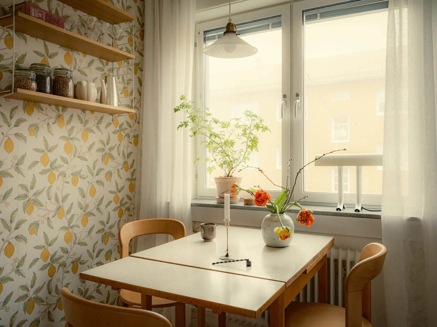 Den här fina tvåan på Älghagsgatan 4a är nu till salu via @stadshem.
Styling av oss på @josefssonljung och foto av @mariasahlander 🥰