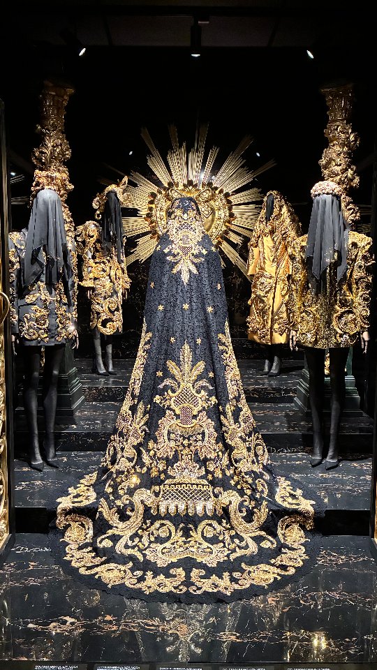 Alla mostra From the Heart to the Hands: Dolce&Gabbana Exhibition a Miami ho visto qualcosa che va oltre la moda.
Una vera dichiarazione d’amore alla cultura italiana e al valore del fatto a mano.
Un viaggio nel mondo di Dolce & Gabbana, dove ogni creazione nasce da un’idea, attraversa la tradizione e prende forma grazie alle mani degli artigiani.
Oltre 300 pezzi di Alta Moda, Alta Sartoria e Alta Gioielleria raccontano una cosa semplice ma potente:
la bellezza nasce quando il cuore incontra le mani ✨
📍 Institute of Contemporary Art Miami
~
At the From the Heart to the Hands: Dolce&Gabbana Exhibition in Miami, I experienced something beyond fashion.
A true love letter to Italian culture and to the value of things made by hand.
A journey into the creative universe of Dolce & Gabbana, where every piece begins with an idea and comes to life through the hands of artisans.
More than 300 Alta Moda, Alta Sartoria and Alta Gioielleria creations remind us of one thing:
true beauty is born when the heart meets the hands ✨
📍 Institute of Contemporary Art Miami