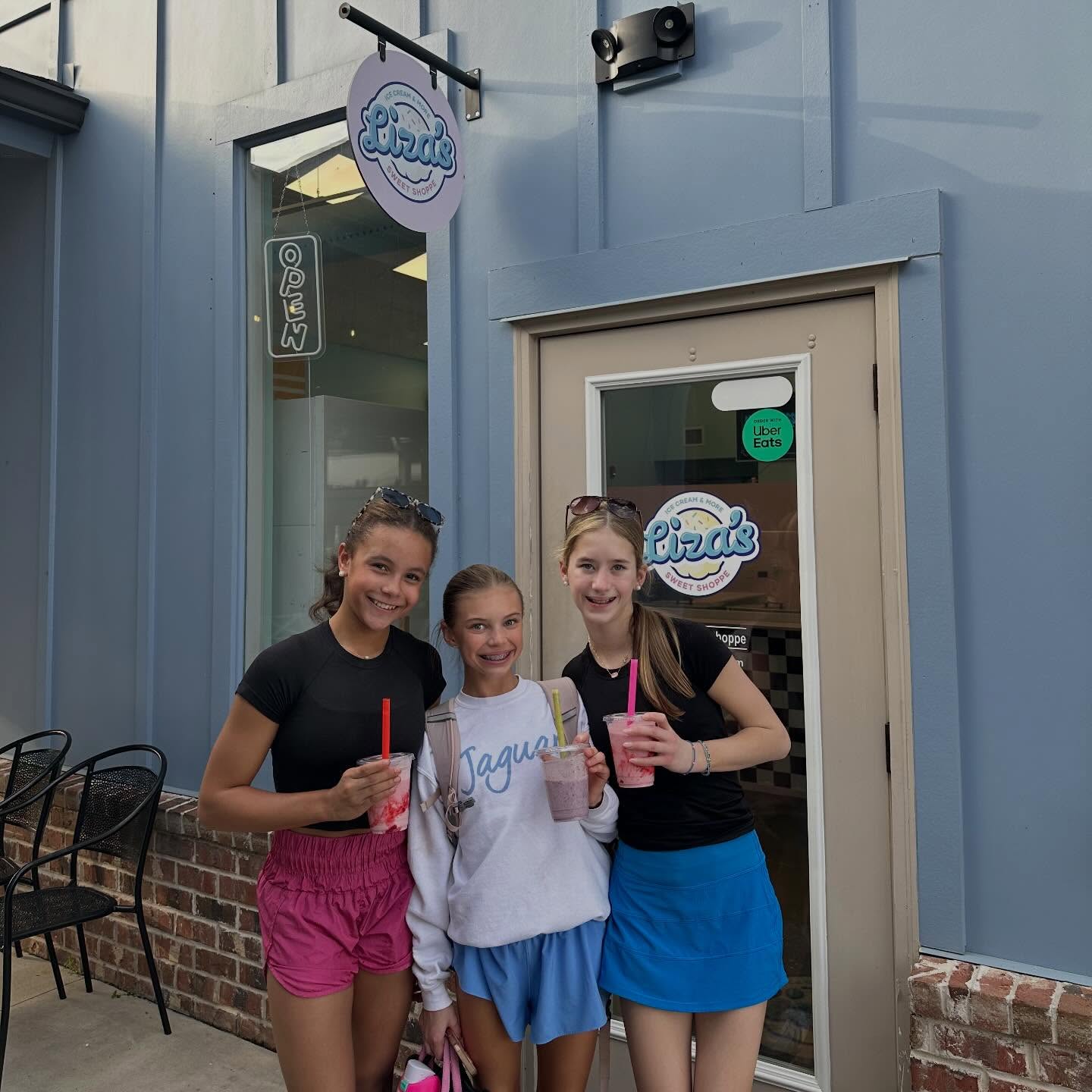 spring time = smoothie season 🌸🌷🌼🥤🥤🥤 $4 smoothies every Sunday at Liza’s!!