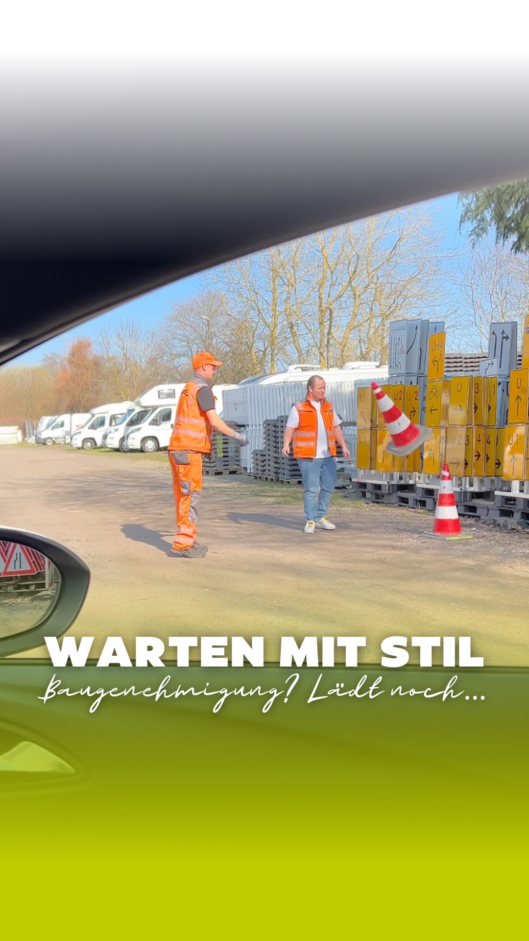 Wenn du im Auto sitzt und siehst, wie unsere Monteure mit Pylonen Bottelflip spielen...
Da fragt man sich schon: Warum dauert das mit den Baustelle eigentlich so lange?
Aber bevor ihr denkt, wir chillen nur, hier ein kleiner Einblick: Oft sind es die langen Genehmigungsprozesse, die uns aufhalten – nicht das Spielvergnügen!
Also, während wir auf die grünen Lichter der Behörden warten, haben wir auch einen kleinen Spaß verdient! 😉
Lasst uns gemeinsam auf die Fortschritte hoffen, denn wir freuen uns genauso wie ihr auf die fertigen Projekte! 💪
#Verkehrssicherung #BaustellenHumor #WirWartenMitEuch