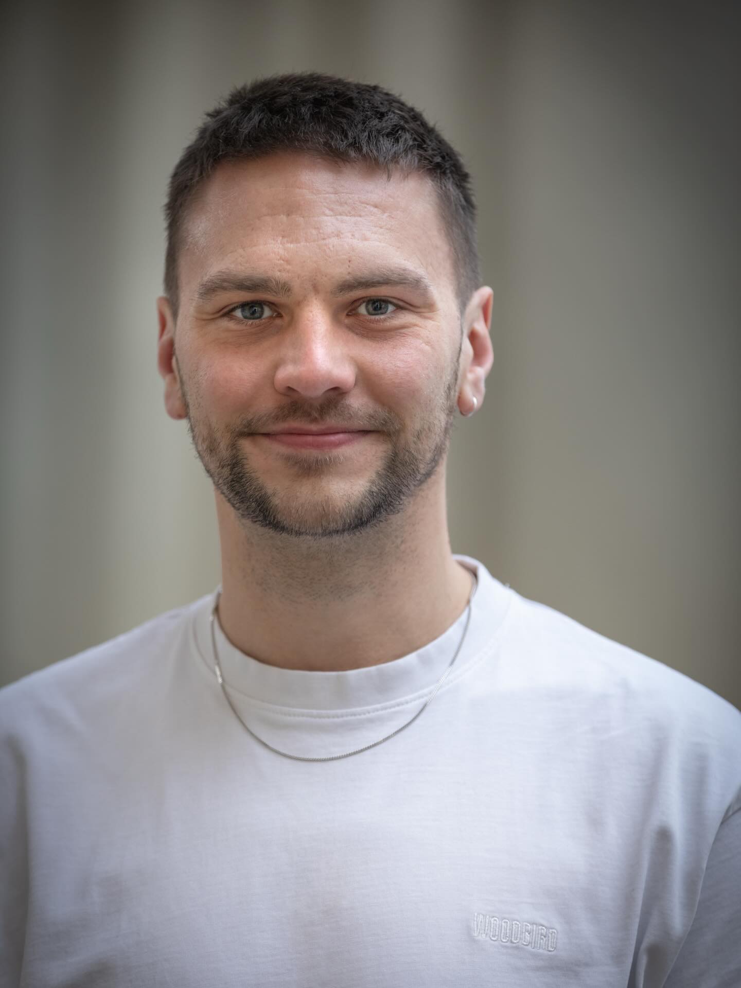 Alles Gute zum Geburtstag an die Mentorfigur unseres Ensembles! @maximilianwelkr macht die halbe Lebenserfahrung des Kollektivs aus – und nein, das geht in dem Fall nicht aufs Alter. Er hat von Philospohiestudium bis zum Nebenjob als Krankenpfleger einfach schon alles mitgenommen. Max ist der beste Beweis dafür, dass eine derbe Schnauze und intellektueller Tiefgang zwei Seiten der selben Medaille sein können. Er kann Arthouse mit Ruhrpott-Street-Cred genauso gut wie Soap mit philospohischer Dimension. Obendrauf ist er auch noch der Einzige von uns mit einer Ausbildung zum Hypnotiseur. Da passt es natürlich, dass Max’ Geschichten sich anfühlen wie stille Therapie. Wie Saunieren, Eisbaden und danach entspannt ein Bierchen zischen.
Portrait @fotoromia