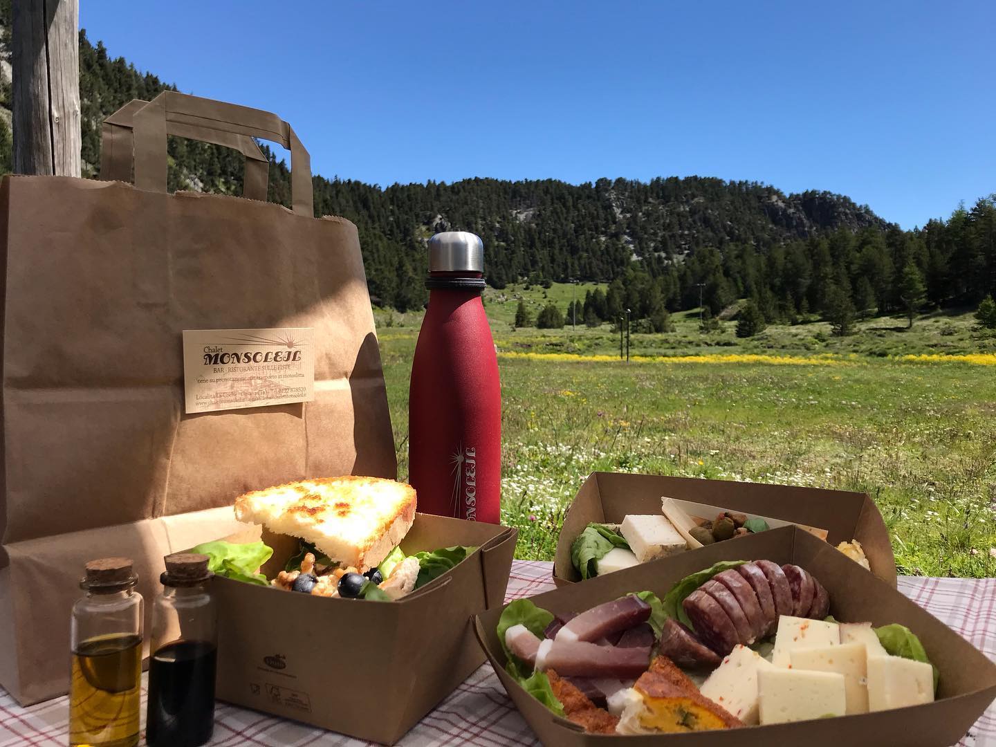 Siamo aperti tutti weekend in completa sicurezza!
E per gustare le nostre specialità immersi nel verde ed in piena autonomia offriamo le opzioni pic-nic: Saporito e Leggero(vegetariano) al costo di 15€. Il perfetto compromesso tra una pancia felice e una mente libera ☀️ Vi aspettiamo!!
