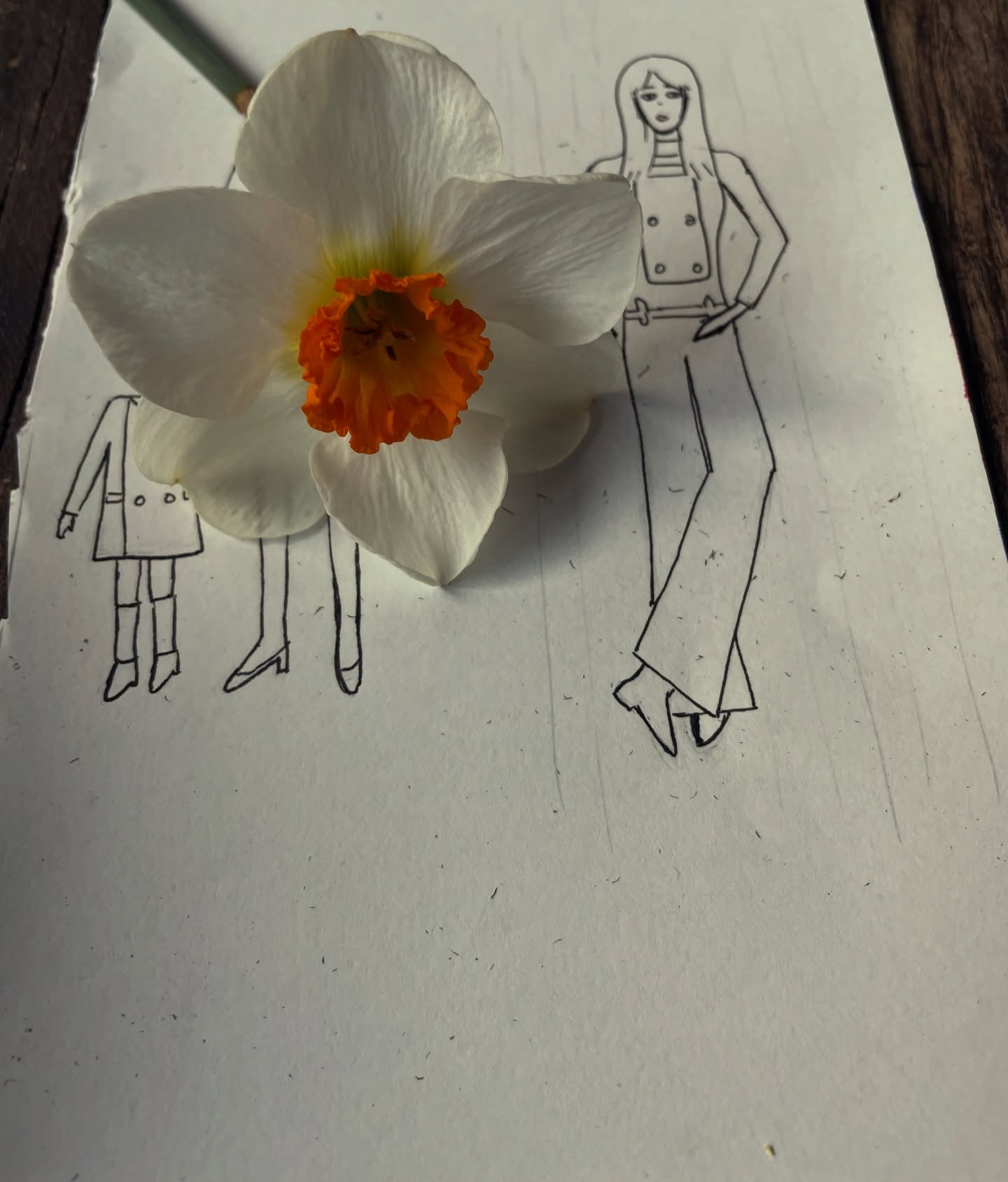 En ce 8 mars, mes crayons rendent hommage à celles qui ont osé... ✍️✨
Je profite de ce dimanche de recherche pour dessiner des silhouettes qui ont marqué leur époque par leur style et leur liberté. Des visages iconiques qui m’inspirent chaque jour par leur force et leur élégance. 🔍🌼
C’est aussi une journée pour célébrer l’entraide et le soutien entre femmes. Comme ici à l’atelier, où mes croquis prennent vie aux côtés des magnifiques narcisses de mon amie agricultrice florale @lapetalerie . Ou encore ce coup de boost de mon amie Marlene de @ca_va_pulser sur l’audit de MiniPOPcast cette semaine. Et, une grosse dédicace à celles qui sont un réel soutien de tous les jours : ma maman @laetitiajarty @peggyheraldmusicotherapie @misseswingevenements @laeti_sns @wiamebenyachou @mrs_grenadine @hyde_artist @figue_creation Élodie B
Cultiver ensemble, chacune à notre manière, c’est ça aussi la force du collectif. 💐🧡
Dessiner une icône d’hier Françoise Hardy au son d’une voix d’aujourd’hui @jesuisclaraluciani ... car ces destins de femmes n’ont pas fini de nous faire vibrer. ✨
Ces recherches et ces visages feront bientôt l’objet d’un épisode très spécial de mon MiniPOPcast... restez connectés pour la suite ! 🎙️
Belle journée internationale des droits des femmes à toutes ! ✨
#8mars #DroitsDesFemmes #Sororite #Illustration