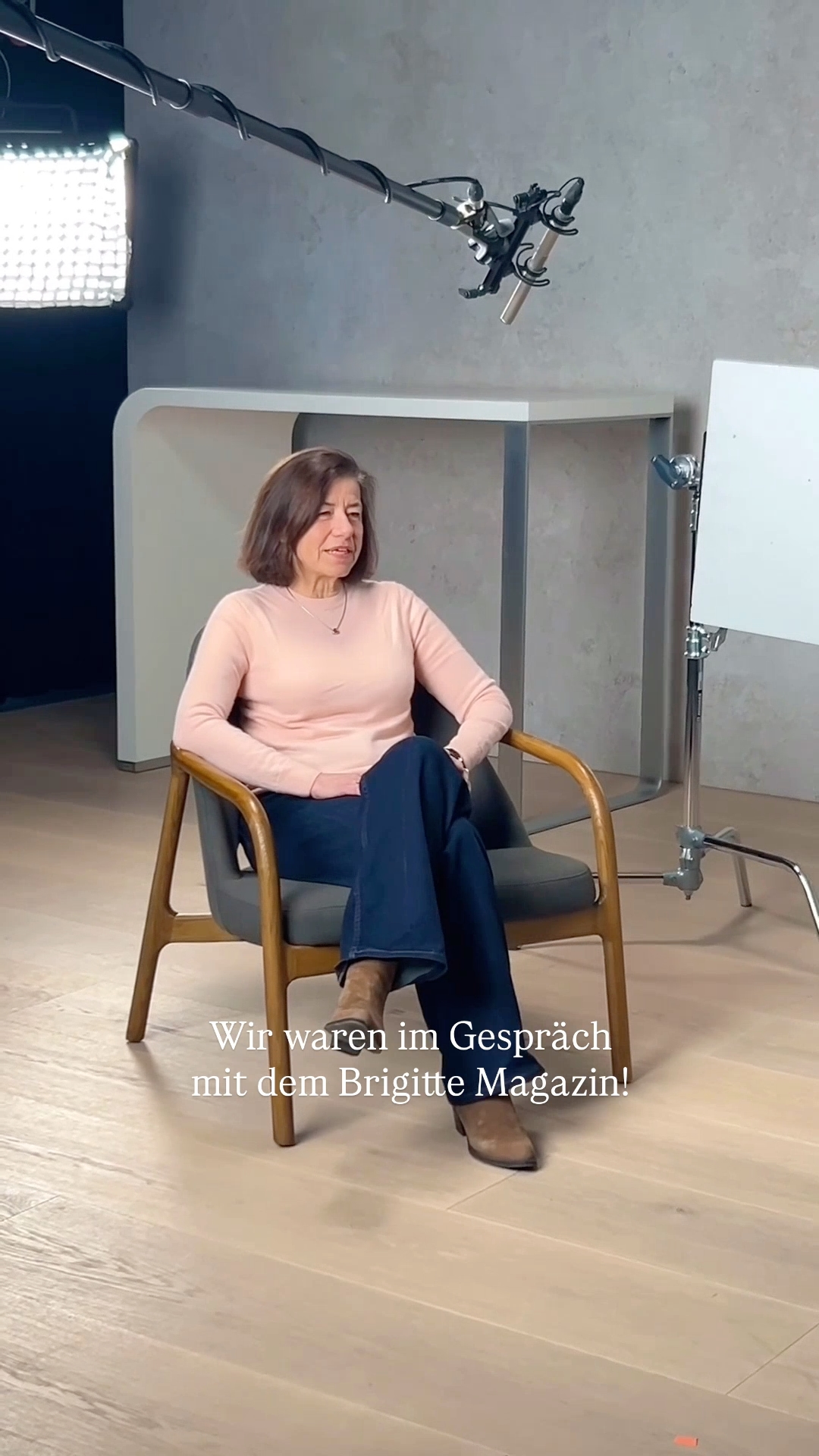 Wir waren im Gespräch mit dem Brigitte Magazin 🤍
Barbara Wentzel hat darüber gesprochen, wie wir Pflege neu denken müssen – menschlicher, gerechter und zukunftsfähig.
Unsere Vision:
Wohnpflegebetreuung mit geteilter Verantwortung in einer integrativen Versorgung in den Mittelpunkt rücken. Damit das gelingt, braucht es eine Finanzierung, die transparent, planbar, gerecht und leistbar ist.
Individuelle Förderung darf kein Nebengedanke sein – sie muss sichtbar werden.
Deshalb fordern wir:
Ermöglicht neue Lebens- und Care-Konzepte!
Pflege betrifft uns alle. Es ist Zeit, Verantwortung neu zu verteilen und Strukturen so zu gestalten, dass sie Menschen wirklich unterstützen.
#hausfürmorgen #BrigitteMagazin