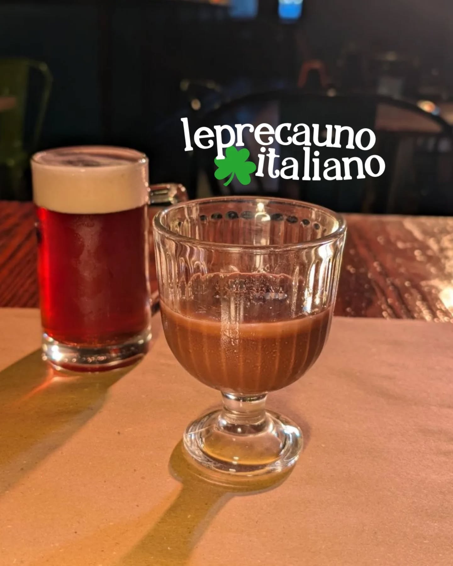 Quale gioco da tavolo sceglierebbe un leprecauno se improvvisamente si ritrovasse in un ludo pub a Limite sull'Arno?
Non lo sappiamo, ma almeno abbiamo creato il dolce perfetto per l'occasione!
Sotto budino al cioccolato e birra, sopra crema dolce alla birra e scaglie di cioccolato 🍫
Un dolce al cucchiaio cioccolatoso alla birra, utilizzando una delle nostre birre alla spina più amate: Amber Shock di Birrificio Italiano 🍻
☘️ Leprecauno Italiano è il dolce limited edition di marzo, vieni a provarlo!
Ti aspettiamo al Nox&Hop 📍 Viale Ivo Montagni 190 Limite sull'Arno (FI)