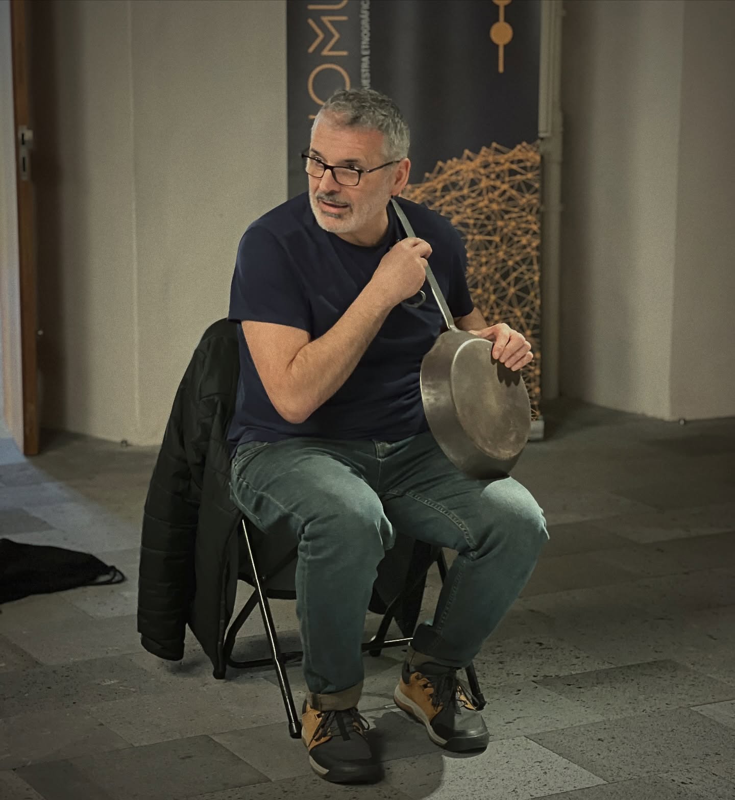 «PERCUSIÓN TRADICIONAL GALLEGA»
Esta tarde, arrancábamos esta VI edición de #etnomundo con el taller de percusión tradicional gallega 😍
Xosé Lois, compartió con nosotros su conocimiento y pasión por estos ritmos llenos de historia, acercándonos a la fuerza y la esencia de la música tradicional de Galicia ❤️
Exploramos sonidos, instrumentos y tradiciones que siguen manteniendo viva nuestra cultura.
¡Una experiencia única!
¡Gracias, a todos/as los/as asistentes!🫂
#TradiciónViva #Cultura #Música #Galicia PercusiónTradicional
Con la colaboración:
@lalagunacultura
@adriandelcastillo
@lalagunaayto
@cabildotenerife
@icdcultural
@gobcanarias
@laboratorio_escenico
@companiapieles
@percusioncanaria
@bagauda
@laartilleriacerveceria