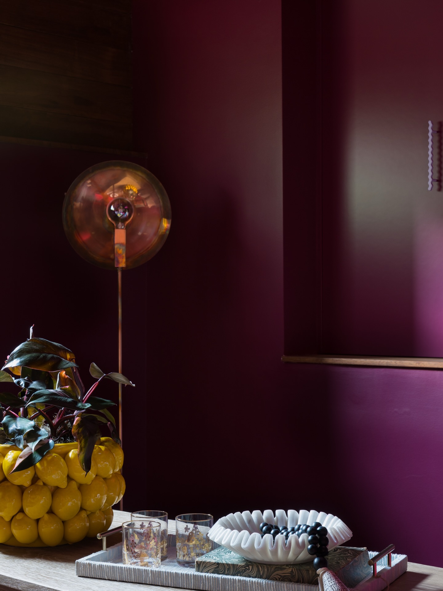 Moody corners are my love language.
A little drama, a little glow, a little what is that fabulous yellow thing and where do I get one? energy.
Design isn’t always about the big gestures sometimes it’s the corner that quietly steals the whole show. The lamp glow, the sculptural bowl, the glossy pop of chartreuse against that deep wine wall… and if you look closely, the squiggle hardware on the right doing its best little design cameo.
It’s giving cozy cocktail hour meets art installation.
Would you go bold with color like this or keep it neutral? 👀
Design @kiki_designstudio
Pc @charlotteleaphotography