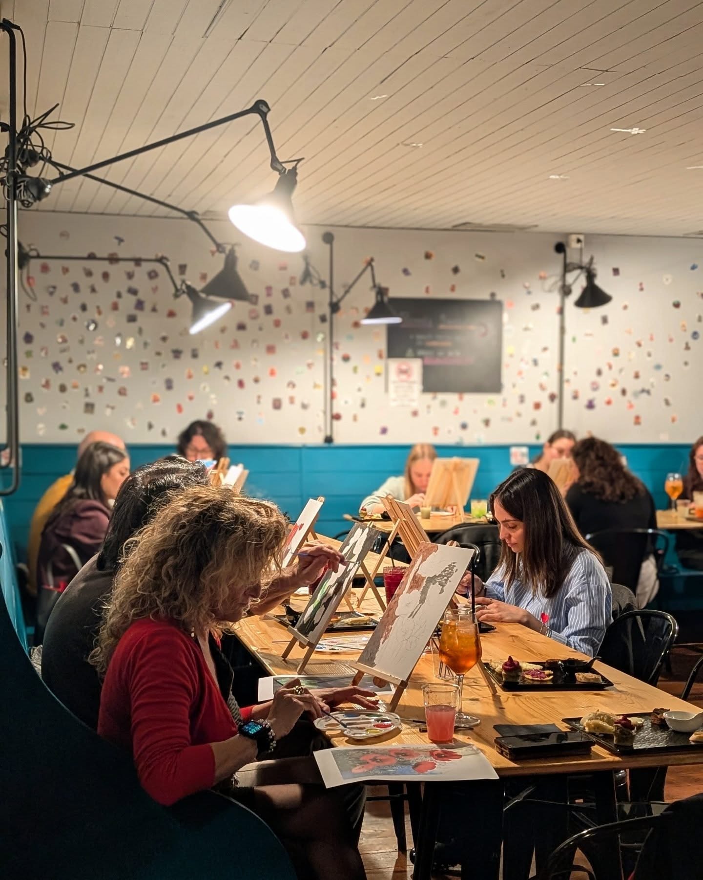 AperiDipingendo 8/3/26
Una domenica sera, il tuo drink preferito, belle persone intorno e una tela da colorare 💖
Grazie per aver partecipato in tanti anche stavolta!
Lo rifacciamo?