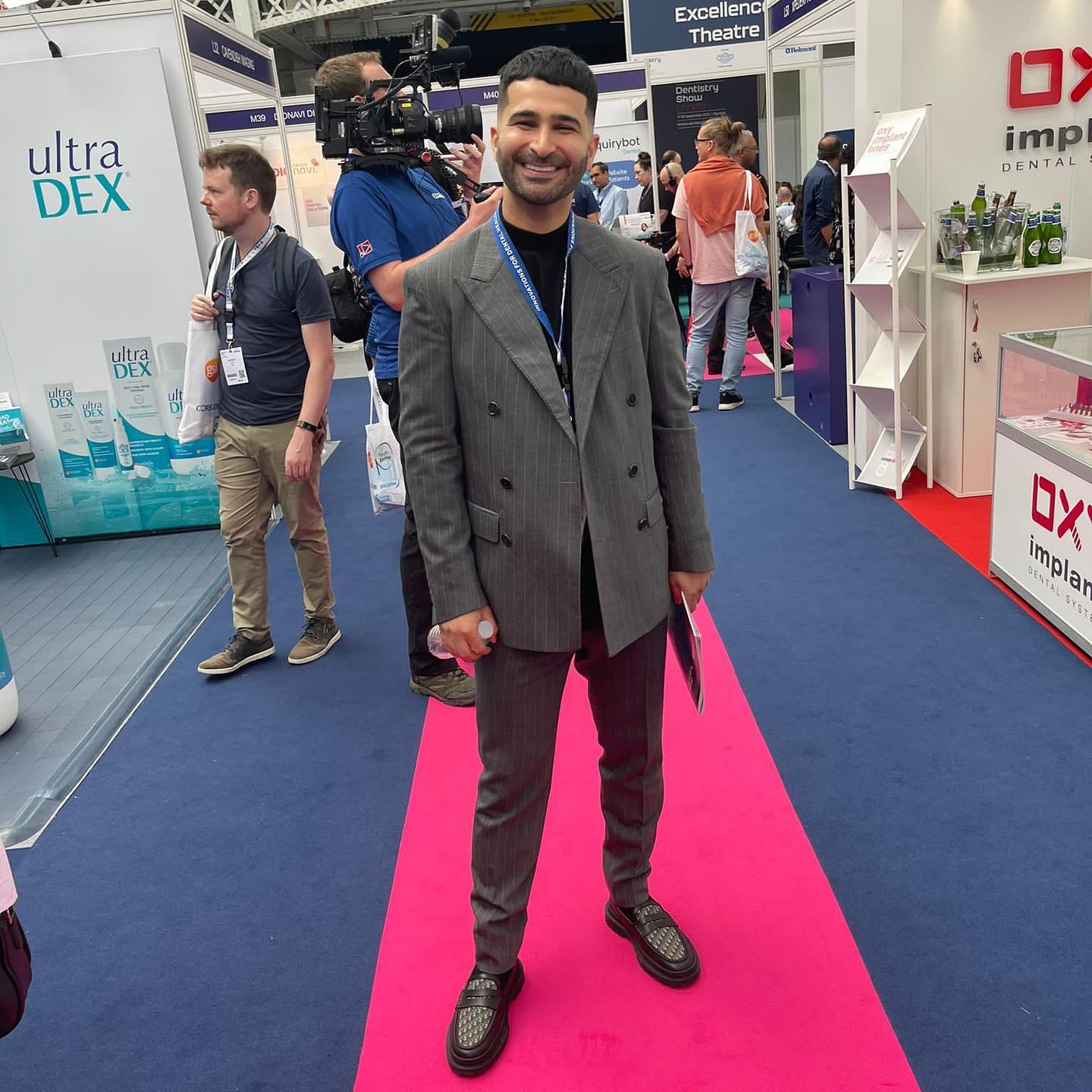 London Dentistry Show 2021 with my Team 💙
.
.
Thank you to everyone that came and listened and thank you to @invisalign_uk for inviting me to speak 🙏🏼
.
.
#teethbyteki #londondentistryshow2021 #invisalign #team