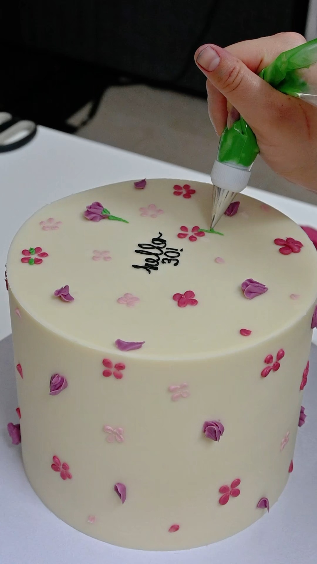 Tiny flowers in pinks and purples ๐ธ
This one was all about the details.
#FloralCake #CakeDecorating #ButtercreamFlowers #CustomCake #CakeDetails #PaphosBaker #CyprusBaker