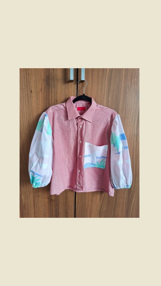 Flipped it. Fixed it. 🫡
Met relatief kleine aanpassingen en een beetje creativiteit met stofresten kan je al zooooo veel ♻️.
In dit geval:
- korter maken
- nieuwe mouwen
- nieuw zakje
Resultaat: iets totaal anders ❤️
Binnenkort upcycling workshops, wat denkt ge? Doen?
***
Ik ben Mona. Via mijn downloadbare tweedehands gidsen deel ik duurzame tips & tricks en daarnaast inspireer ik je met tweedehands, geüpcyclede en zelfgemaakte outfits 💚♻️