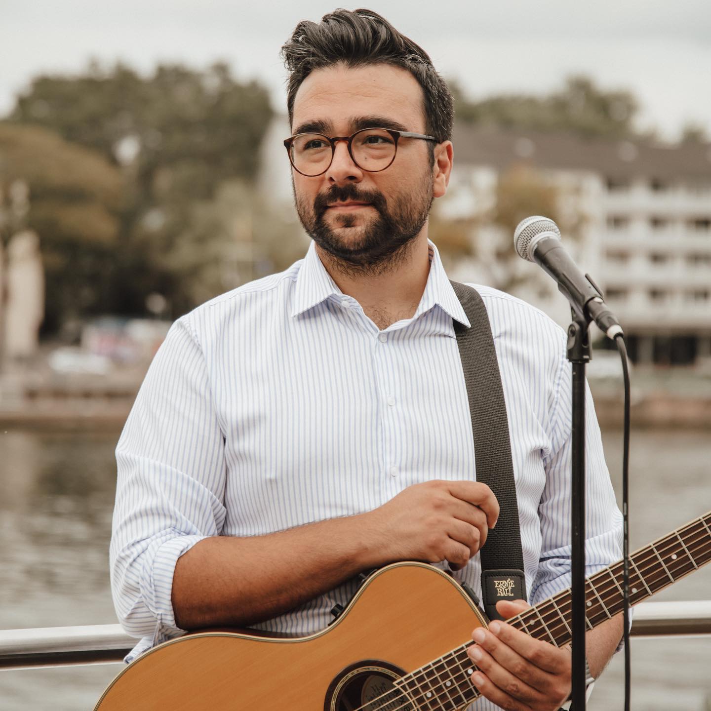 Wieder mal ein wundervolles Projekt bei dem ich dabei sein durfte. Vielen Dank an @dianas_ideenreich für die mega Fotos und @variabelle_hochzeitsplanung für die Top Organisation. Aber sehr selbst 😊
Konzept & Planung: @variabelle_hochzeitsplanung
Fotografie: @dianas_ideenreich
Videografie: @manuel.heil
Location: @freigutfrankfurt
Brautpaar: @wilma_liebe
Traurednerin: @momentlichkeit.bella
Styling: @makeup_artist_lorena Floristik: @bluetenwerkstatt.ffm
Brautkleid und Anzug: @forever.brautmoden
Dekoteam 1: @glassandglory
Dekoteam 2: @equipe_dekoevent
Gastgeschenke: @gastgeschenke_moments
Papererie: @cre.anna.tiva
Musiker: @emmi.live.music
Bootsverleih: @main_mistress