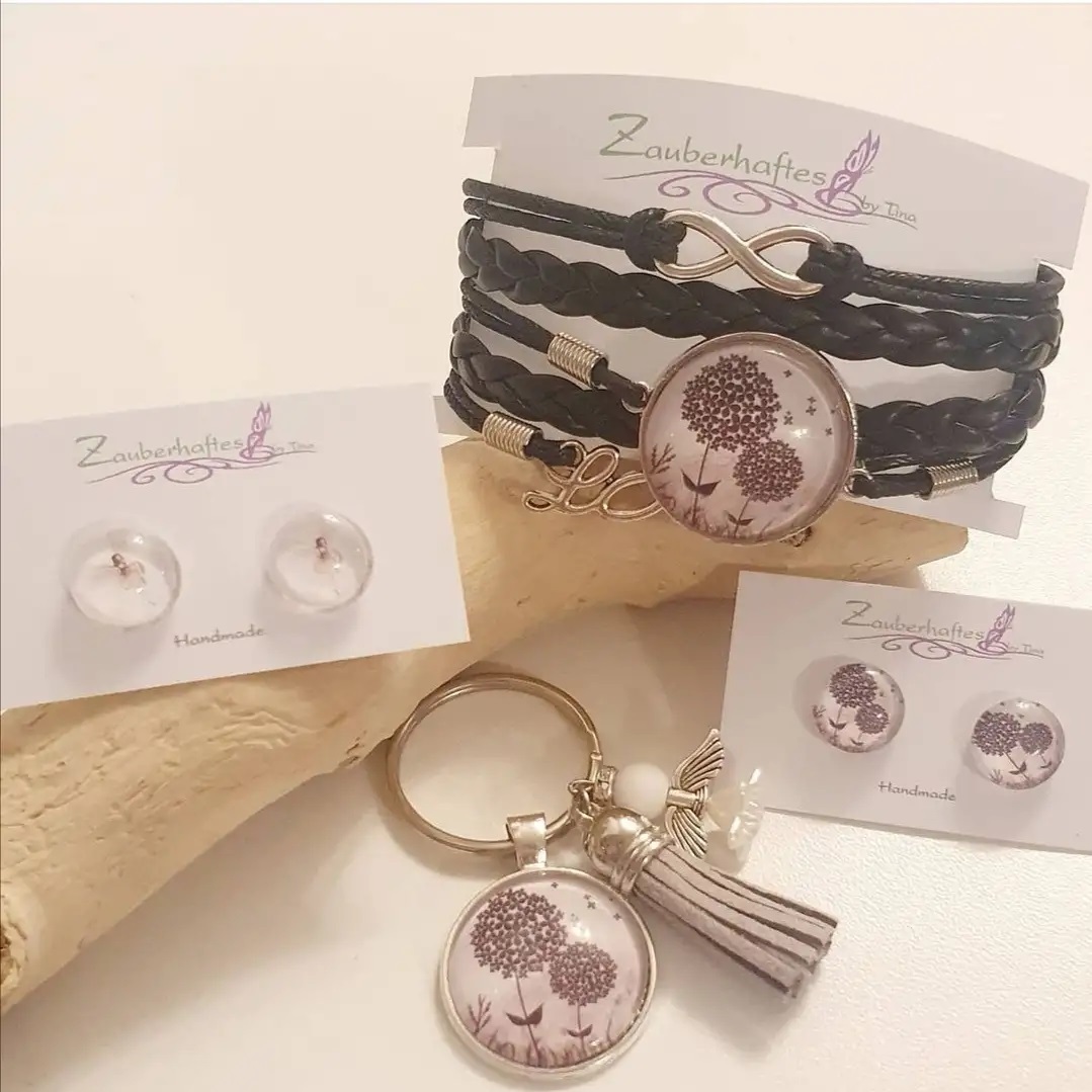 Auch im Urlaub solltet ihr an alle Accessoires denken 😏 im Store findet ihr immer das passende von @zauberhaftes_by_tina , wie zB Ohrringe in allen Größen und Materialien, Armbänder, Magnete, Schlüsselanhänger und die tollen Taschen für die Accessoires mit Glitzerschrift 😍😍
#allerleileben #conceptstore #zwickau #gemeinsamregionalnachhaltig #wirsindzwickauer #zauberhaftesbytina #handmade