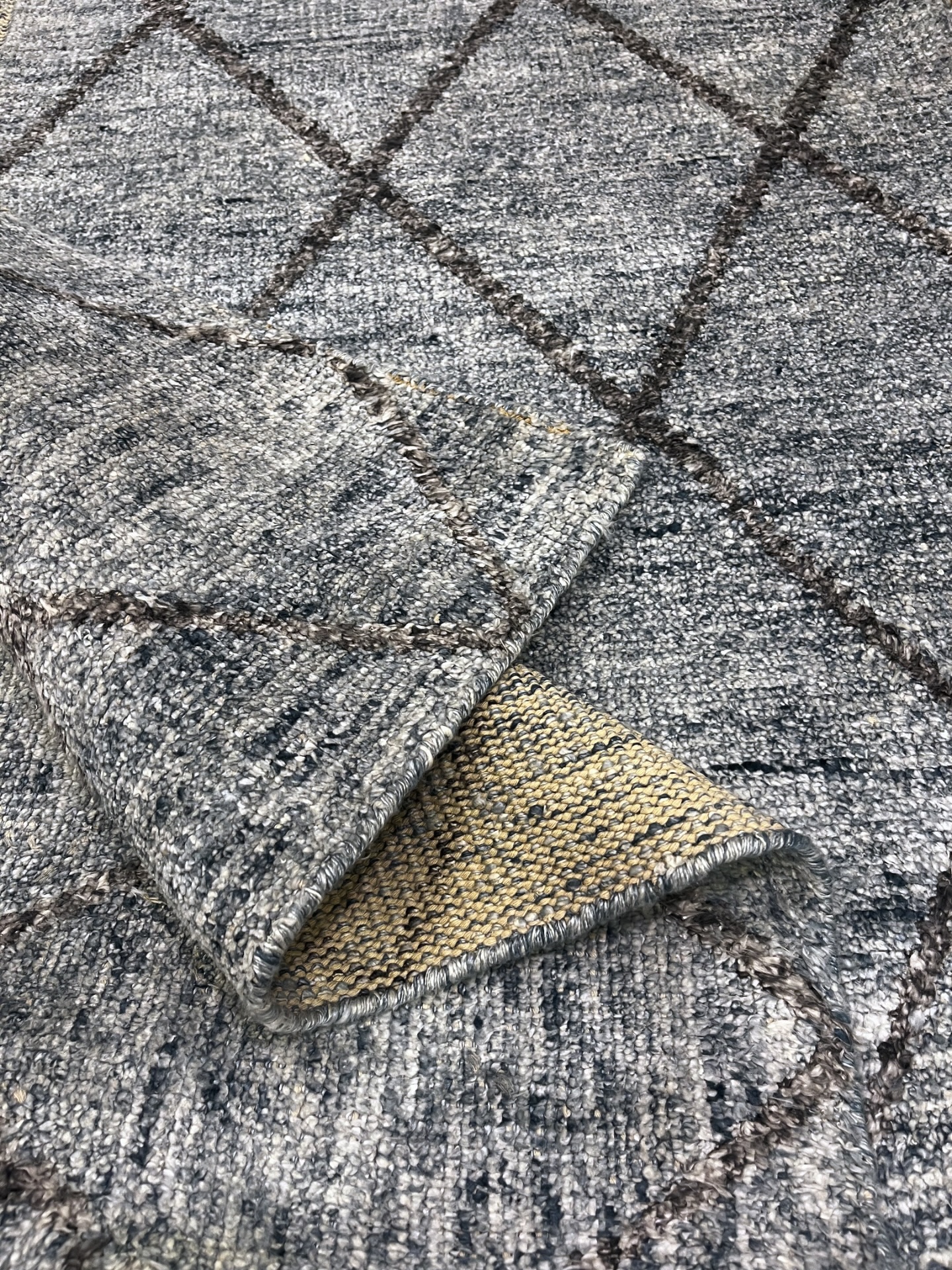 O Tapete Surat Blue combina textura rica com um desenho geométrico sutil em tons de azul e cinza. Sua trama traz profundidade e movimento, criando um visual contemporâneo e elegante.
Consulte mais sobre o modelo visitando nossas lojas.
📍Rua Henrique Schaumann, 498 - Pinheiros | SP
São Paulo: (11)93044-1854
Caxias do Sul: (54) 3027-1234
.
.
.
.
#kiantapetes #arqdecor #interiordesign #sofisticacao #personalidade estilo tapetesimportados decoração homedecor homesweethome designinterior arqlovers confort casadecorada DesignDeInteriores