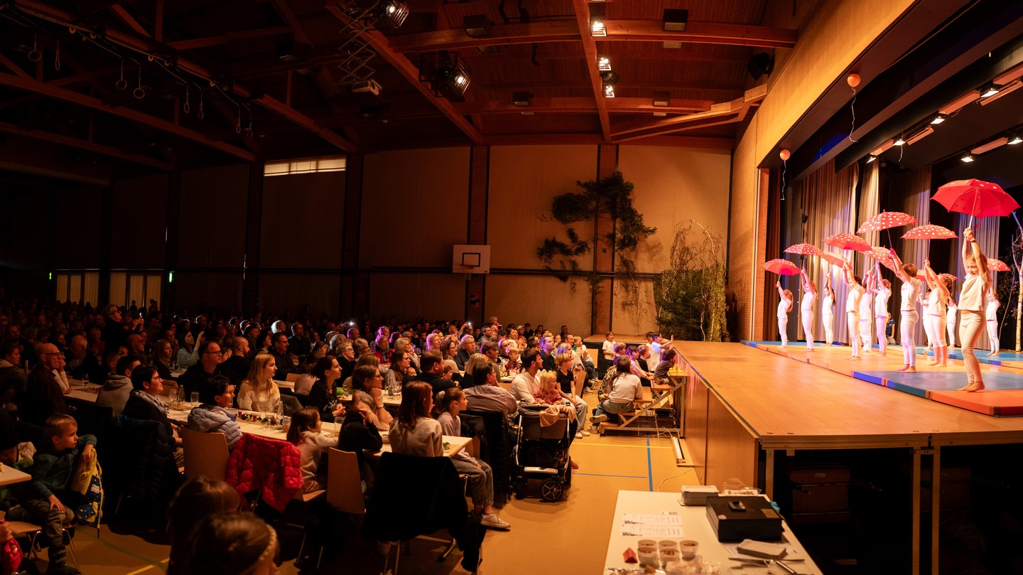 Schon eine Woche ist vergangen und wir wollen uns noch einmal an das grandiose Wochenende unserer Turnunterhaltung erinnern.
Es war der Wahnsinn!🎉
Ein riesiges DANKESCHÖN an alle Turnerinnen und Turner, fleissigen Helferinnen und Helfer, Sponsoren und Gönnern und natürlich auch unseren zahlreichen Besuchern, welche für Stimmung und Freude sorgten.
Bis ii zwei Johr!😊