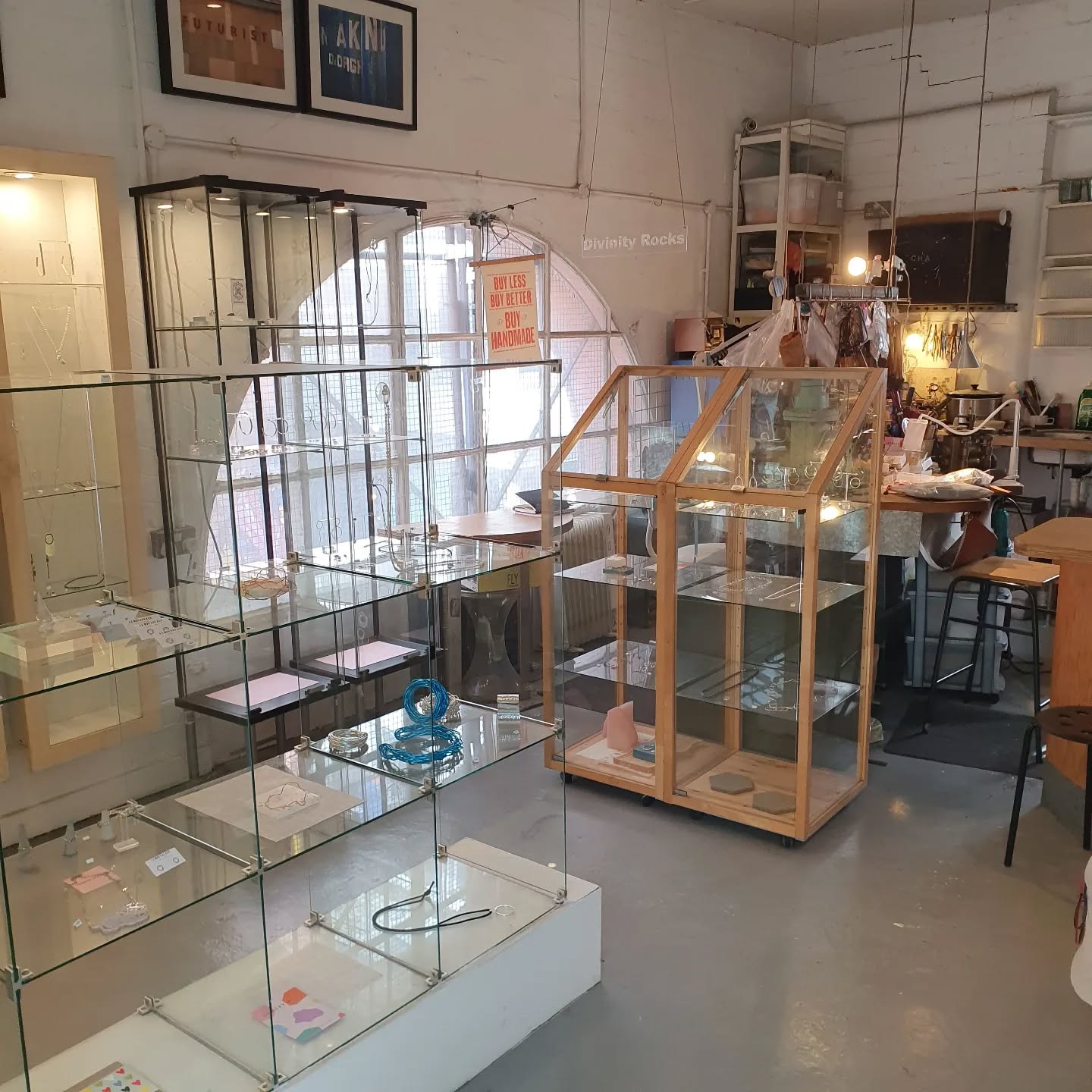 Today and tomorrow I'll be in Divinity Studio at the craft centre. Come say hello, see what's on my bench. And I won't say no if you want to bring me one of these delicious looking pies or hand made scotch eggs from the cafe 😋
#jewellerydesign
@manchestercraft