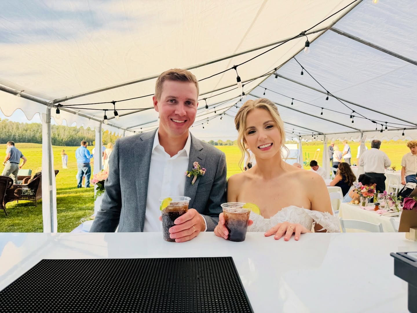 Still loving this moment from one of our weddings last season. 🥂
The bride and groom stopping by the bar for a celebratory drink. #AAAMobileBartending #WeddingBartenders #albertaweddingvendors