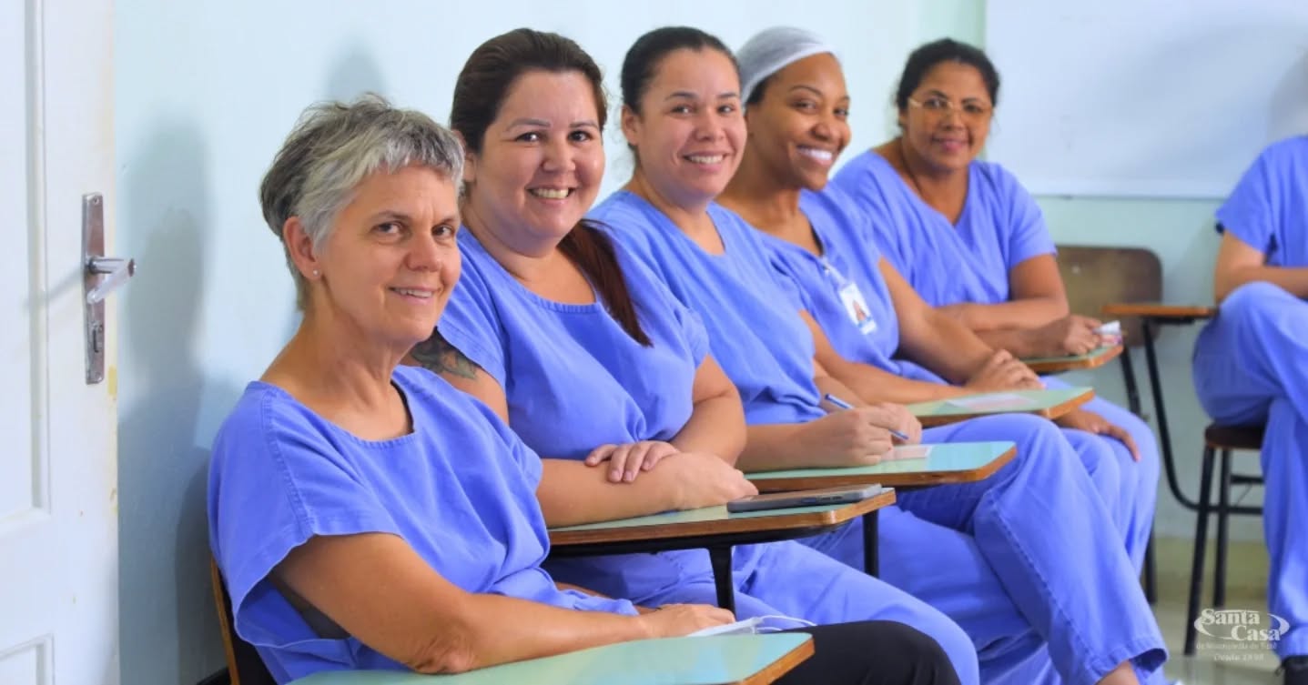 🚺 Em comemoração ao Dia Internacional da Mulher, a Santa Casa de Misericórdia de Tietê preparou nos dias 05 e 06 de março um coffee break especial para homenagear nossas colaboradoras. Mulheres que fazem a diferença no cuidado, na dedicação e no compromisso com a saúde da nossa população.
O momento contou também com a presença de Gisele Macario Prata Pink e Kelly Coan Mary Kay, que trouxeram uma conversa especial sobre autoestima feminina, reforçando a importância do auto cuidado e da valorização da mulher em todos os espaços. ❤️
Cada uma, em sua função, contribui para que o hospital siga cumprindo sua missão de acolher, cuidar e salvar vidas.
Nosso reconhecimento e gratidão a todas as mulheres que fazem parte da nossa equipe. 🫂
Feliz Dia Internacional da Mulher!
@prata_pink
@kellycoanclientesmk
-
📍 Santa Casa de Misericórdia de Tietê
💚 Cuidando da nossa gente.