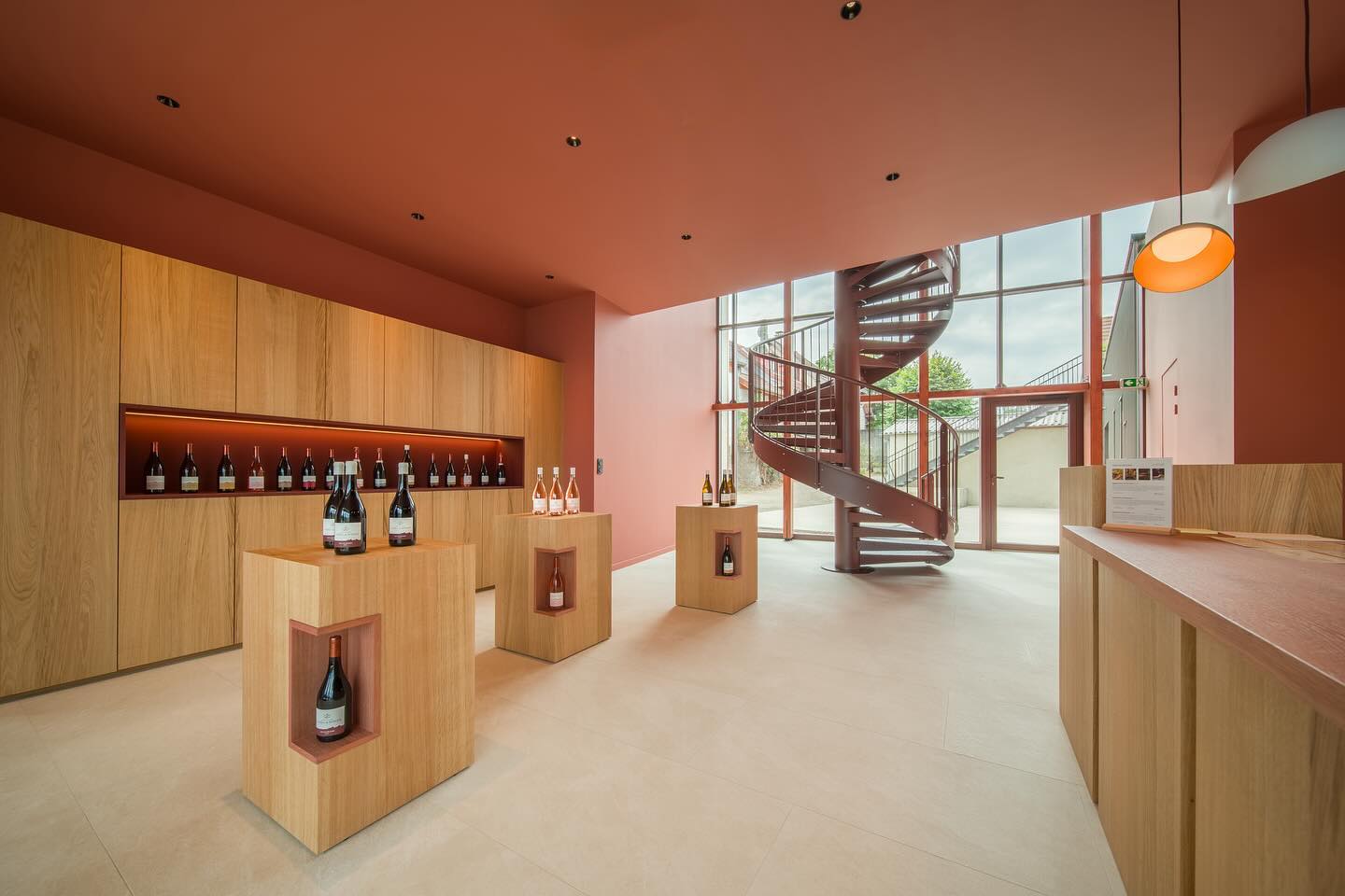 Carrelage impeccable pour des vins d’exception. Quand l’esthétique rencontre le savoir faire viticole 🍇
Un grand merci au @domaine_carrel_et_senger pour leur confiance et à @oldschoolconcept pour ces magnifiques clichés !
Une mention spéciale pour @hexastone73 qui a fourni les carreaux !