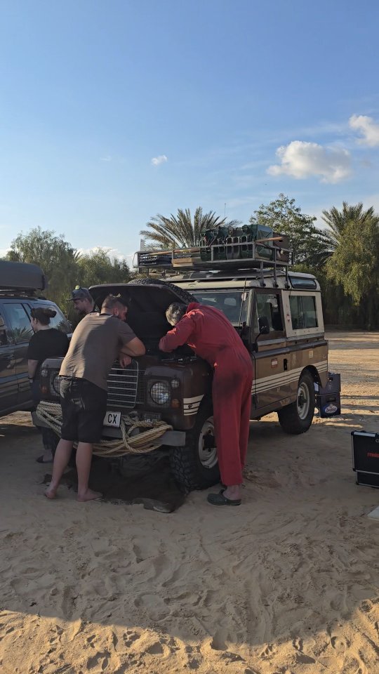 Tag 2 in Tunesien - die Pannen und Probleme wollen nicht aufhören.
Aktuell wird noch an den Autos gearbeitet...
Bleibt leider mehr als spannend!
Bei einem Team muss ein Ersatzwagen her & ob der Land Rover Serie 3 in die Wüste kann, steht noch in den Sternen...
#tunesien #sahara #funrally #landroverserie