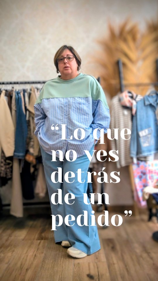 Hoy os enseño una parte de mi día de trabajo 🤍
Una chica me escribió por WhatsApp porque le gustaban varias prendas. Para ayudarle a hacerse una mejor idea de cómo quedaban, me ofrecí a probármelas y enseñárselas puestas.💞
Después también le envié las medidas de cada prenda para que pudiera decidir con más seguridad 👍
Me encanta poder ayudaros así, aunque estéis al otro lado de la pantalla ✨
#DetrásDeLaTienda
#AsesoríaDeEstilo
#ModaReal
#ComprasOnline
#auracoleccioncurvy