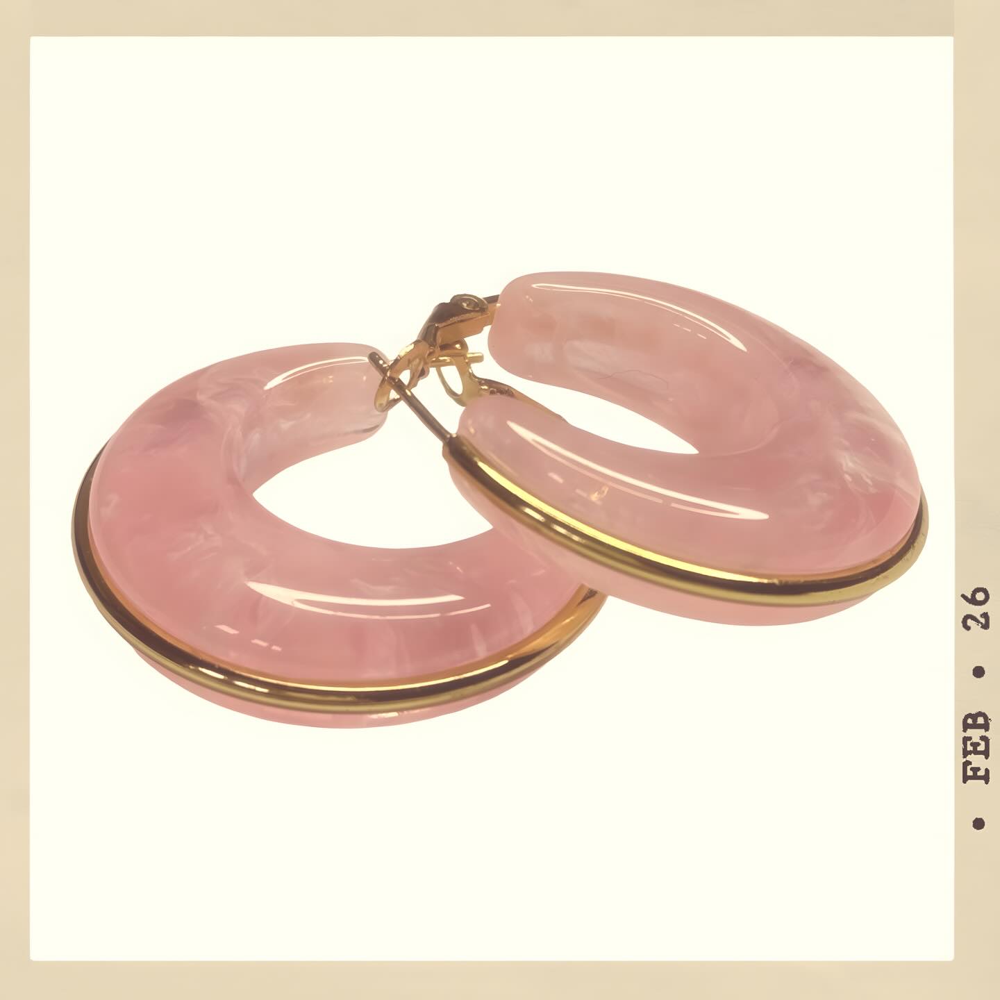Blush… but make it dangerous. 💗✨
The Clubhouse Hoops – Blush Pink are vintage resin, 18kt gold-plated, and just disobedient enough to ruin expectations. Sweet at first glance… scandal by sunset.
Wear them when you want your elegance noticed and your attitude remembered.
#style #accessories #fyp #vintagestyle #glam
