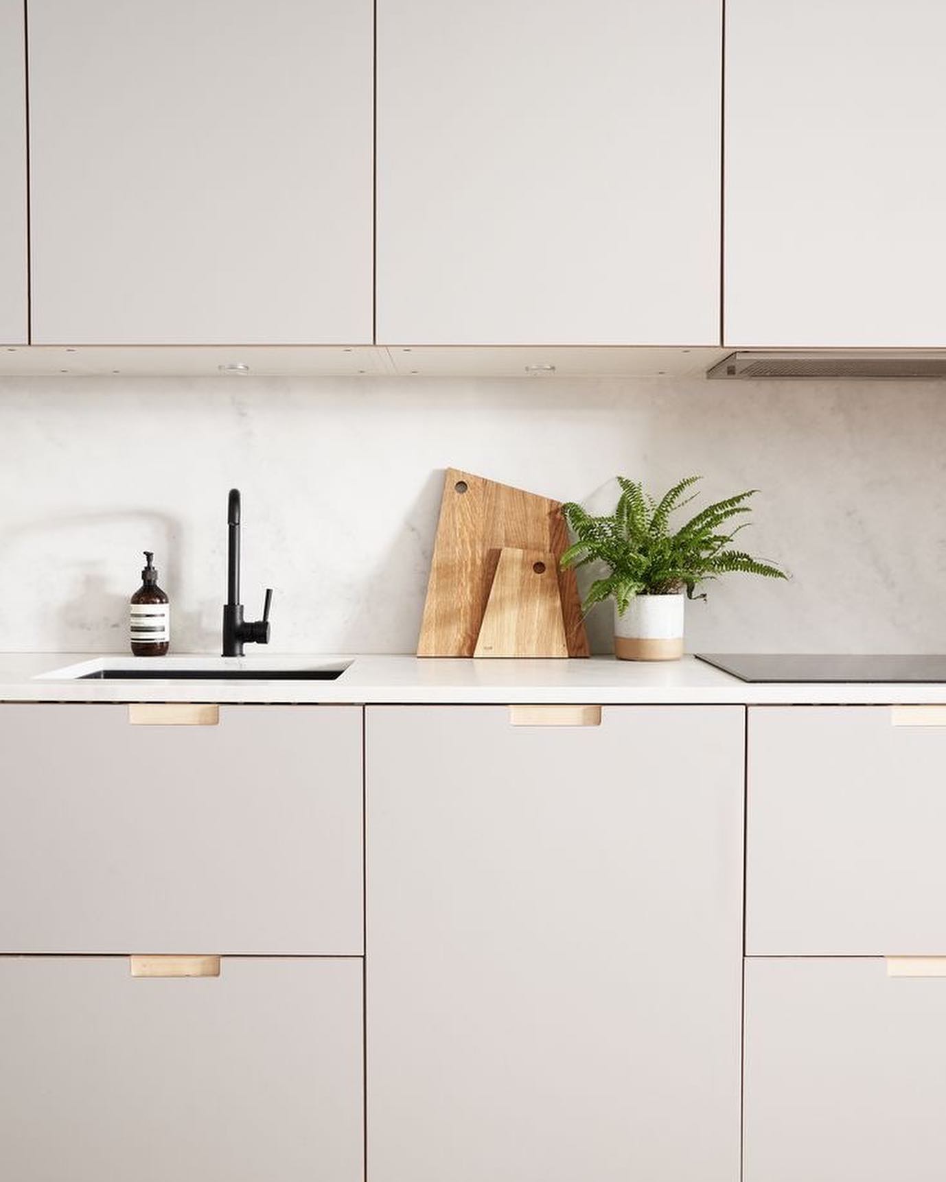 It’s been a while since we did some kitchen inspiration. I’m loving the different combinations of handles on these kitchens! And it’s interesting to see how something so small can make a big impact. Which one is your favourite?
Pictures from @pinterest, @semihandmade @plum
#kitcheninterior #kitchenrenovation #kitchensofinstagram #mutedcolors #neutraltones #modernkitchen #cabinetmaker #luxuryhomestyle #sydneyhomes #sydneyhome #sydneyinteriors #sydneyinteriordesign #sydneymum #sydneymums #sydneyfamily #sydneyarchitect #cabinetmaker #cabinetmaking #sydneyluxuryhomes #homereno #kitchenreno #kitchenrenovations #kitchenrenos #brasshandles #howwedwell #mosman #bronte #parramatta #northernbeaches