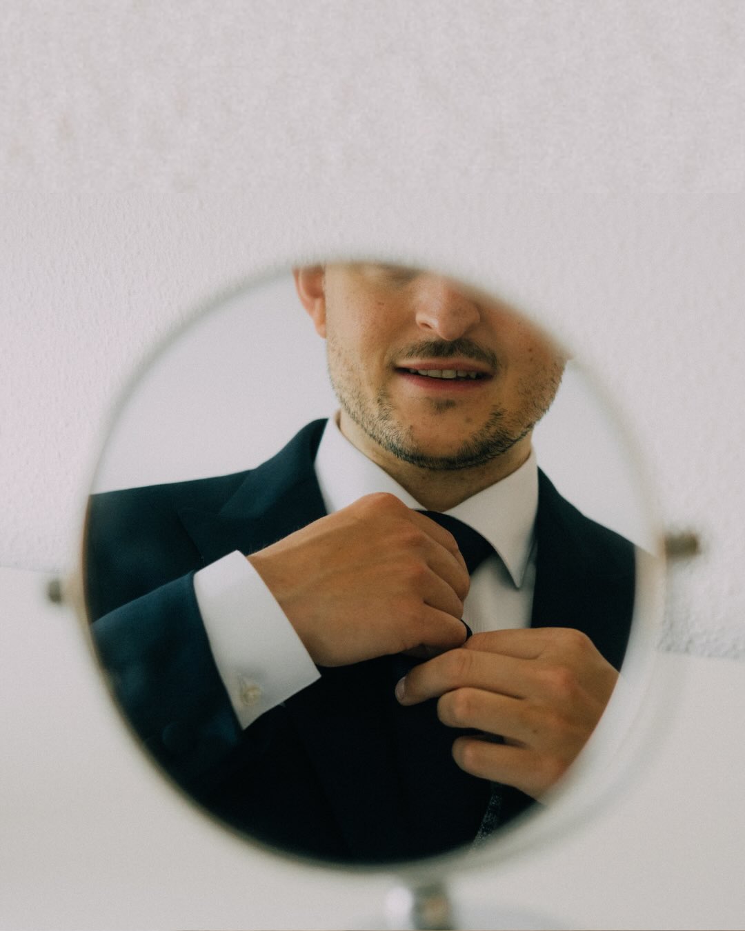 El novio también merece su momento. ✨📸
Comparto algunos retratos de novios de dos bodas en las que tuve la oportunidad de trabajar como segunda fotógrafa, capturando esos instantes previos llenos de emoción.
Agradecida por poder documentar también esta parte tan especial del día.
Segunda fotógrafa para: Jon Santa Maria & Carlos Schult
#BodasBilbao #FotografaDeBodasBilbao #BodasPaisVasco #BodasEspaña #WeddingPhotographerSpain