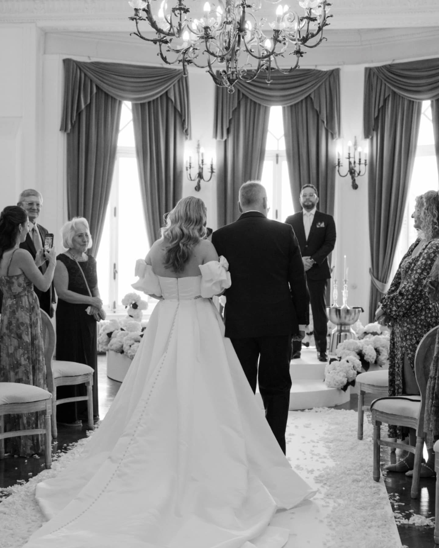 En primavera conocí a Ali y Kurt durante una preciosa tarde en la costa. Aunque viven en Florida, son unos enamorados de Donosti y nuestra riquísima gastronomía... Así que era más que evidente que la bahía de la Concha sería el lugar perfecto para celebrar su boda con toda la gente que les quiere.
Cuando fui a saludar a Kurt durante los preparativos, lo primero que me preguntó fue: "Is she happy?" Y la respuesta fue un rotundo "Yes, indeed!". Y ya con eso supe que todo lo que habían planeado sería especial.
Mil gracias una vez más al dream team de proveedores. Siempre es un placer hacer equipo con esta gente tan bonita.
WP: @20eventosweddingplanners
MUHA: @amaiaweddings
Flores: @decovillaflores
Dj: @jonizagirre__
Iluminación: @sonort_audiovisual
Catering: @sharma_catering
Venue: @palacio_miramar_jauregia
Papeleria: @labahiacreativa
Música: @sottovocemusik
Second: @irenehalley_