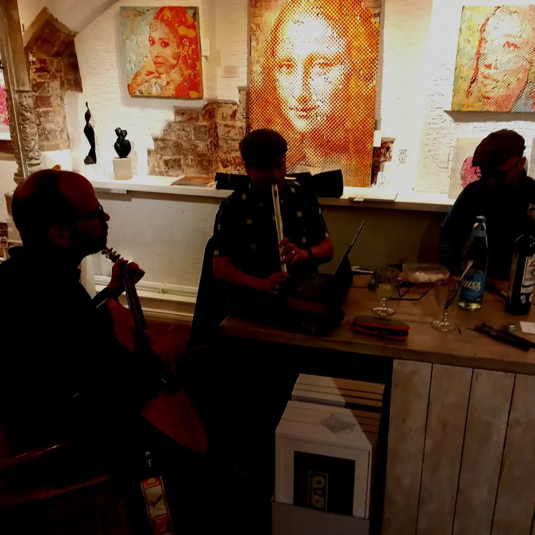 Ein kreativer Abend in der Art 15. Musik und Kunst! Wunderschön und berauschend.
Kunst lebt!
#kunst #Musik #art #kreativ #schnoor # bremen #Galerie