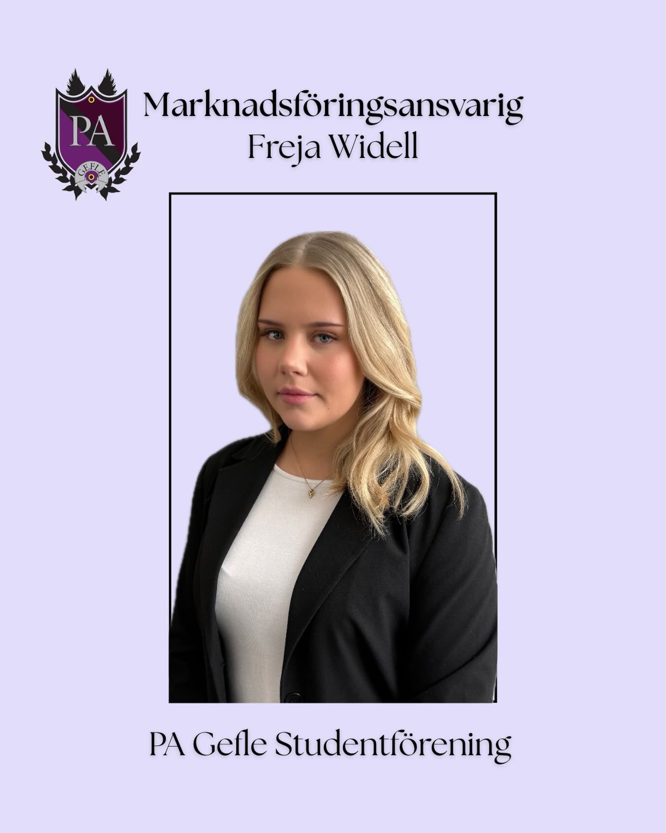 Då var det dags för den sista presentationen! Sist ut har vi vår marknadsföringsansvarig Freja Widell💜
Födelseår, ålder: 2004, 21 år.
Hemort: Avesta📍
Vad ska bli roligast med styrelsearbetet: Att få vara med bakom kulisserna och bidra till ett roligt år för alla PA’s medlemmar💜
Fun fact om Freja: Råkade smsa mina styrelsebilder till fel telefonnummer, så nu har en främmande människa ca 25 bilder på mig i sin kamerarulle 🤠