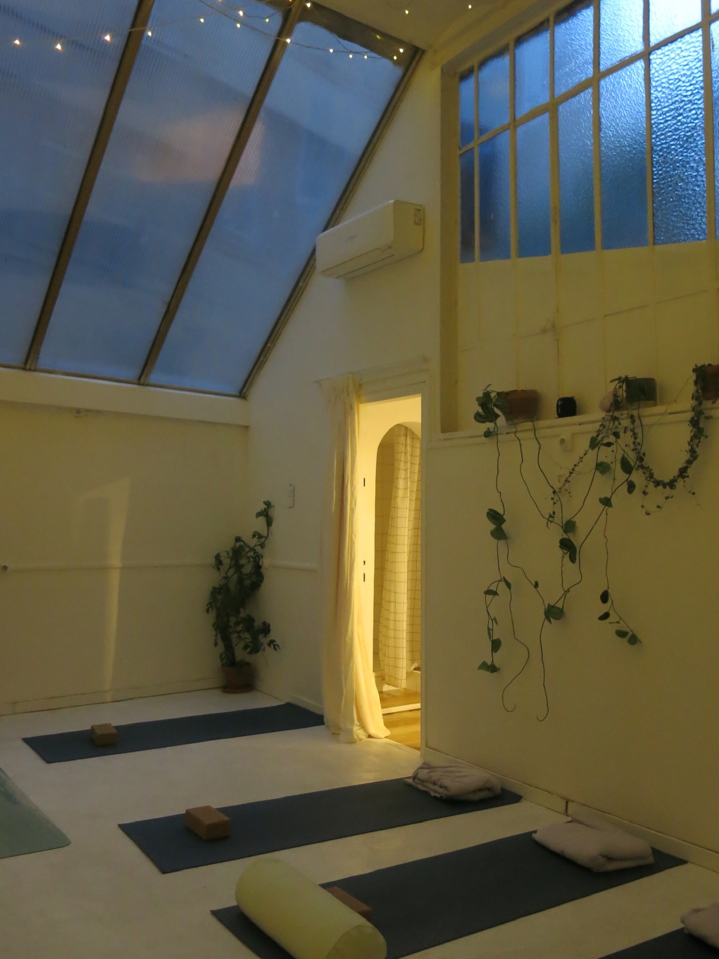 🦦 BACK ON YOUR MAT 🦦
Aujourd’hui c’est la réouverture du studio (presque) tout beau (manque un coup de peinture on vous l’accorde) mais pour l’étanchéité en tout cas, c’est OK ☔️
Pour rappel :
Le Studio est ouvert du lundi au dimanche et le planning est disponible sur le site via le lien en bio.
Cette semaine nous accueillons comme ateliers :
🔸mercredi 11/03 : Formation inclusion et diversité pour les profs avec @yogat___
🔸jeudi 12/03 : Yin holistique massage bain sonore avec @juju.la.petite.sorciere @studio.larul
🔸 dimanche 15/03 : atelier handstand avec @megumi.lndt
🥑 Quant à la cantine, Alice vous régale du mardi au samedi 🍋
Hâte de vous retrouver les ami.e.s !!!
#studiotribu #studiotribumarseille #marseilleyoga #yogamarseille #laplainemarseille
