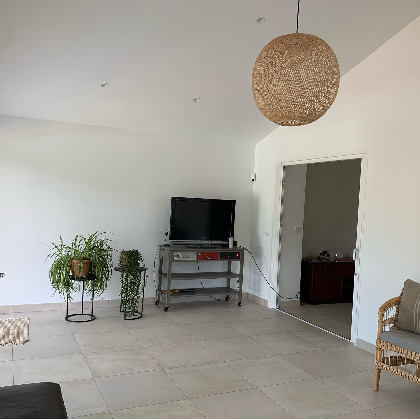 Extension terminée 🎉! Peintures extérieures réalisées par nos clients. Pose du carrelage extérieur à venir. Maçonnerie: LAPEGUE Charpente : VAUBOIS Platrerie : JP PLACO Électricité : SELEKT ELEC Carrelage : CECCHETTI fourni par LA BOUTIQUE Peinture : BOUZIGUET PIERRE