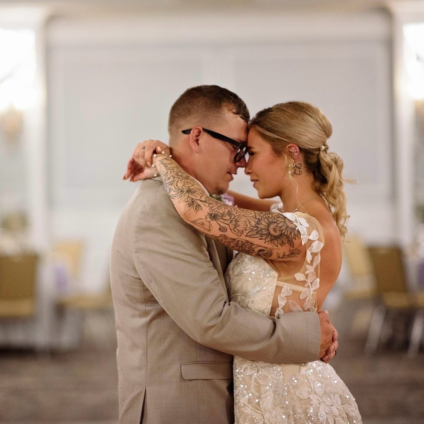 Celebrating Makenzie and Dylan’s love was the perfect start to Labor Day Weekend! 💍✨ Here’s to a lifetime of happiness for the newlyweds. Cheers to love, laughter, and forever! 🥂 #MakenzieAndDylan #LaborDayWedding #ForeverStartsHere #ExcelsiorSprings
📸 by @tinabappphotography