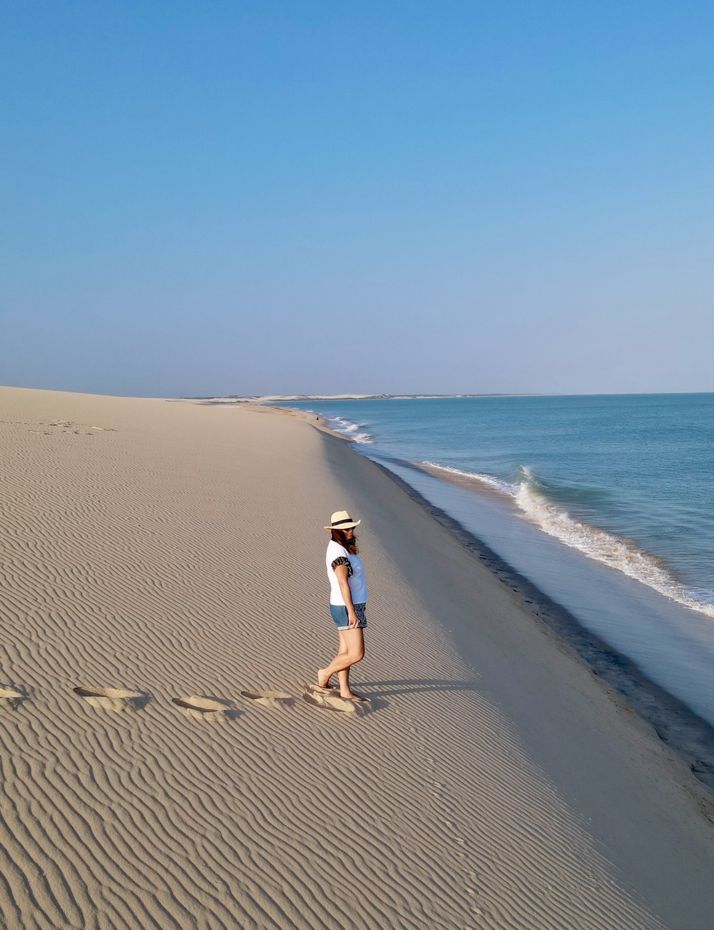 Comment je suis devenue Travel Planner ?
✈️ En 2018, je pensais avoir inventé un métier.
À l’époque, je travaillais depuis 15 ans comme responsable marketing. Le voyage était simplement une passion.
Depuis 2016, je racontais nos vacances sur un blog de voyage et je partageais mes découvertes sur Instagram.
Un jour, une célèbre agence de voyage me contacte. Elle me propose de devenir apporteur d’affaires.
Je leur recommande des clients. Ils organisent les voyages.
Et ça fonctionne. En quelques mois, je leur ai déjà apporté une dizaine de clients.
Mais en regardant les devis, quelque chose me dérange. Je me rends compte que la commission de l’agence et la mienne représentent près de 20 % du prix du voyage.
Et je me dis :
Il doit bien y avoir une autre façon de faire.
Début 2018, je prends une décision un peu folle.
Me lancer à mon compte pour accompagner les voyageurs dans l’organisation de leurs séjours.
À l’époque, je pensais presque avoir inventé un métier. Je l’avais même appelé “Travel Coach”.
Puis arrive ma première cliente. Puis une deuxième. Puis d’autres.
J’apprends sur le terrain. Je fais des erreurs. Je structure mon offre.
Je fais évoluer ma façon de travailler.
Et puis février 2021. Le COVID. Le monde du voyage s’arrête brutalement.Je continue mes missions de rédaction et de suivi de projet…
en me demandant quand tout repartira.
Et début 2022, tout change. Les voyageurs veulent repartir. Les projets affluent.
Et surtout, le bouche-à-oreille fonctionne à merveille.
Aujourd’hui, le métier de Travel Planner est reconnu. Il existe même des formations.
Et je suis régulièrement contactée par des personnes qui souhaitent se lancer à leur tour.
C’est à ce moment-là que j’ai vraiment réalisé la légitimité de mon activité.
Depuis 2023, je travaille exclusivement comme Travel Planner.
Je crée des voyages sur mesure, pensés dans les moindres détails. Avec le temps, j’ai acquis une véritable expertise.
Mais surtout la plus belle des récompenses :
✨ des clients fidèles qui me confient leurs voyages les yeux fermés.
Et l’aventure continue… 🌍