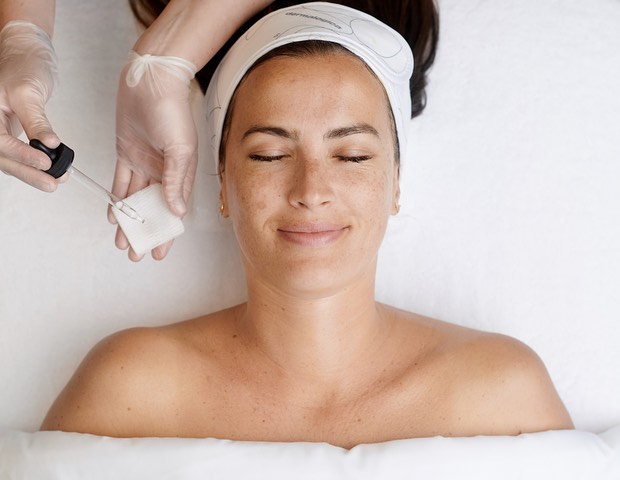 Ken jij Dermalogica’s effectiefste gelaatsbehandeling al?
ProPowerPeel is een chemische peeling en de meest geavanceerde huidverbeteringsbehandeling tot nu toe. PropowerPeel draagt bij tot celvernieuwing.
Celvernieuwing is nodig wanneer u uw huid van huidzorgen effectief wilt afhelpen, zoals tekeken van huidveroudering, hyperpigmentatie, dehydratatie of simpelweg het verbeteren van de huidstructuur.
De meeste mensen zullen na 3 behandelingen zichtbare resultaten ervaren zoals minder rimpels en lijntjes, gladdere huidstructuur en minder pigmentatie.
