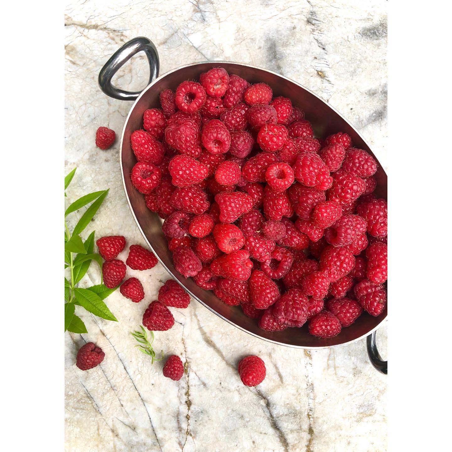 little, soft aroma sparks
#raspberries #preserve #lowsugar #himbeerkonfi #organic #seasonal #makingrealthings #coloursarebeautiful