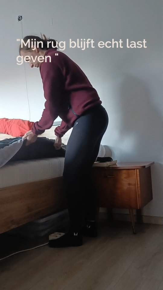 De dokter zegt dat je ermee moet leren leven.
Maar wat als je niet moet leren leven met rugpijn,
maar moet leren slapen op een manier die je lichaam laat herstellen?
Je slaapt al jaren maar 5 uur per nacht.
Je ligt al 15 jaar op hetzelfde kussen.
Je wordt meerdere keren wakker.
Je staat op met een stijve rug en vermoeide spieren.
En toch verwacht je dat je lichaam zich herstelt?
Rugpijn ontstaat niet zomaar.
Tijdens je slaap herstelt je wervelkolom.
Ontspannen je spieren.
Kalmeert je zenuwstelsel.
Maar zonder voldoende, kwalitatieve slaap blijft je lichaam in stressmodus.
Je lijf probeert je iets duidelijk te maken.
Blijf je het negeren?
Of geef je je lichaam eindelijk de nachtrust die het nodig heeft?