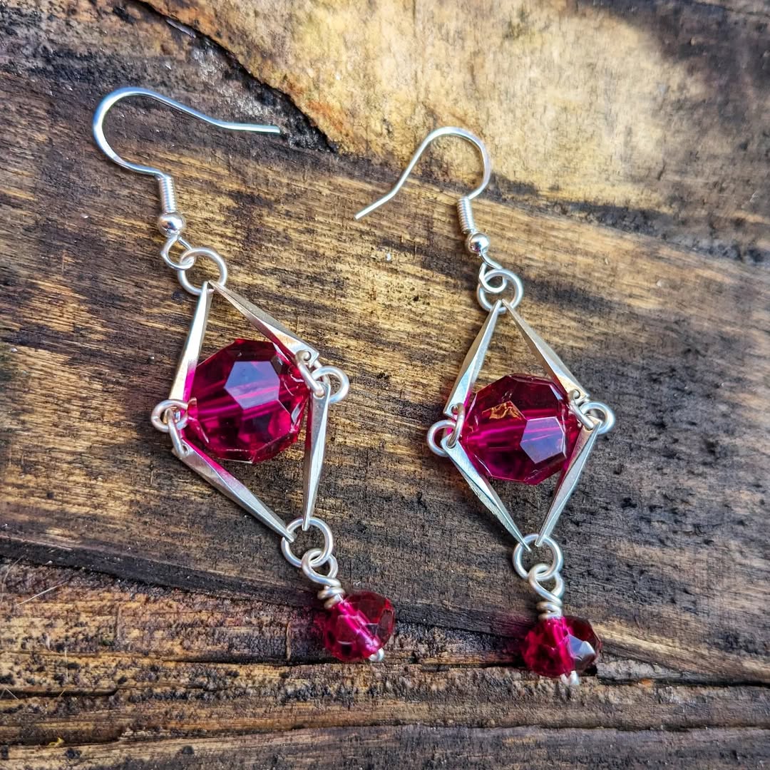 Rhombus Earrings with cranberry beads
❤️