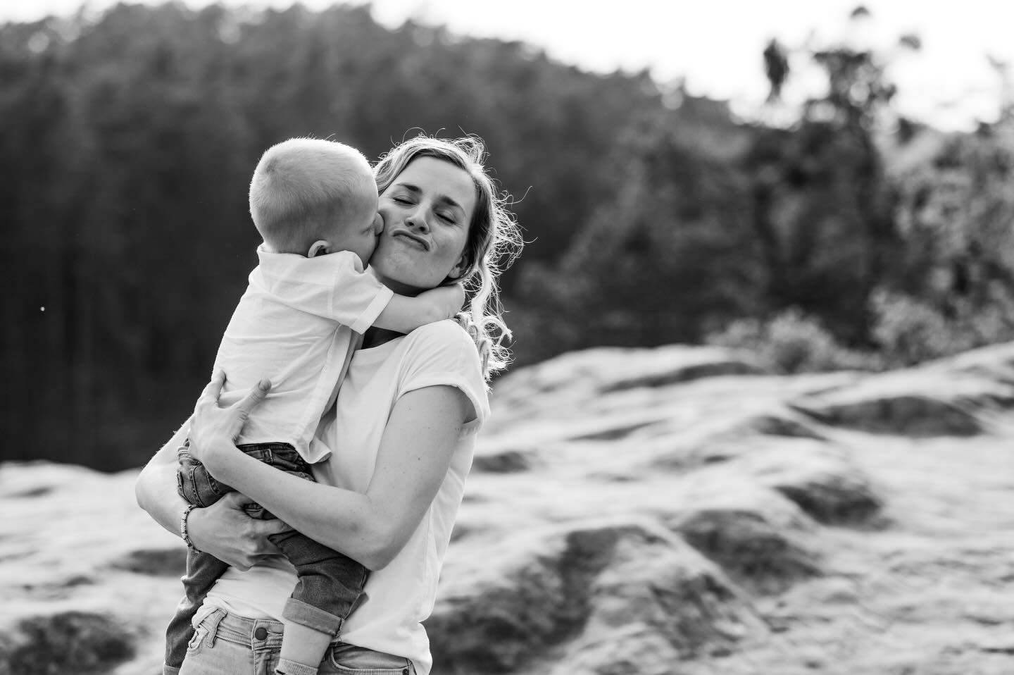 Mateřství mě zjemnilo, ale hlavně… mě rozebralo na kusy - a pak postavilo znovu.
Můj syn. Můj nejtvrdší kouč.
Nikdo mě nikdy nedostal na takovou hranu fyzických a mentálních sil jako on.
Těžké těhotenství, traumatizující porod, noci plné řevu na celou Prahu a roky buzení. Ne pětkrát za noc. Každou hodinu. Někdy nespal od dvou do čtyř a v pět vstával.
Do toho zdravotní problémy, hospitalizace a ten tichý strach, že tohle nikdy neskončí. Že v tom utopím sebe i manželství.
Pohádky o mateřství z kaváren jsou super… když si vylosuješ jinak. Já si každopádně vylosovala změnu. Nádhernou, milující, ale brutální.
Vychovávat temperamentní dítě se silnou osobností a bez spánku je někdy jako držet stádo koní na skákací gumě. 🐎
Zároveň je to ale obrovské zrcadlo. A když tomu dáš šanci, necháš se tím zrcadlem taky trochu vychovat.
Ano, bolí to. A někdy je to i dost ponižující. Obzvlášť když musíš držet hranice a trvat na tom, že vychovat dobrého člověka je víc než dovolit mu všechno, co si vydupává.
Ale právě tam, na úplném dně mých sil, mě opustil strach. A tak jsem se odvážila použít všechno, co jsem se kdy naučila - certifikáty, studium i závodní minulost - a začít věci dělat po svém. Krok za krokem.
Protože svoboda je něco, co mi v životě vždycky chybělo. Tak dlouho jsem nechávala jiné lidi říkat mi, kdo jsem nebo kdo bych měla být, až mám dnes někdy pocit, že žiju svůj třetí život.
Můj syn mi ale ukázal jednu zásadní věc: kolik síly a odhodlání leží na samém dně mojí duše. Dal mi důvod zvednout se a jít dál.
A i když první roky byly naprosté šílenství, pomalu zapomínám, jak brutální to bylo. (Respekt všem mámám, co nespí a stejně přijdou cvičit. 🤍)
Místo toho skládám malé dobré věci jednu na druhou. Věci, které dávají smysl a za něco stojí. A z nich si postupně stavím nový svět.
Díky tomu dnes mnohem víc chápu lidi kolem sebe. Únavu. Strach. Nejistotu. Touhu po radosti, bezpečí a přijetí.
Někdy záříš. ✨ A jindy se brodíš bahnem. A i to je v pořádku.
Svět pilates a fitness je teď trochu hlučný. Sociální sítě a AI mění svět kolem nás. Možná i proto je tak důležité mít místo, kam patříš, kde můžeš být sama sebou.
(pokračování v prvním komentáři..)