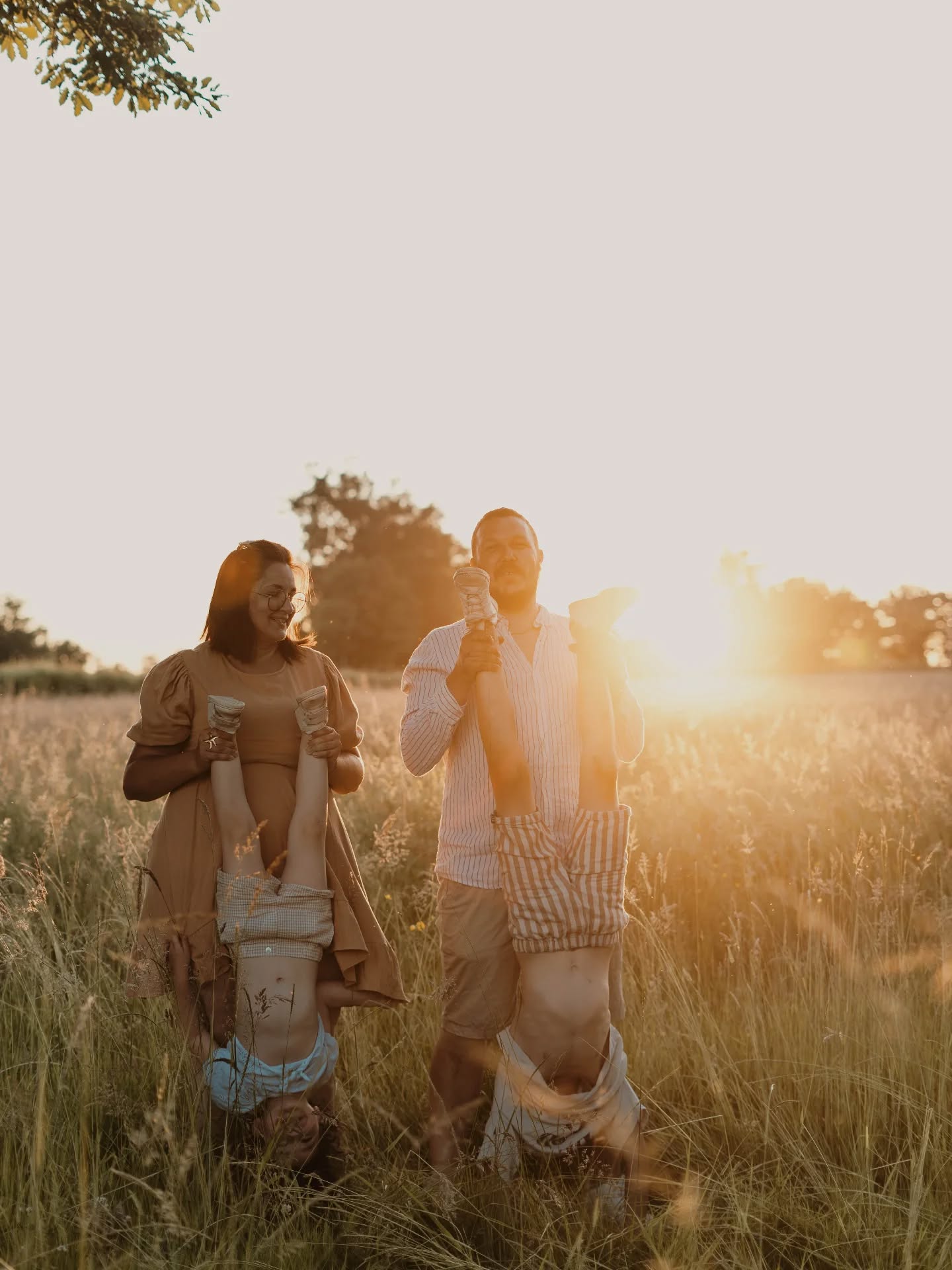Un champ doré, la lumière du soir… ✨
Des rires s’y glissent, et les souvenirs d’enfance se déposent, tendres et lumineux.
#roanne
#photographeroanne
#seancefamille
#photographefamille
#instantsprecieux
#souvenirsdefamille
