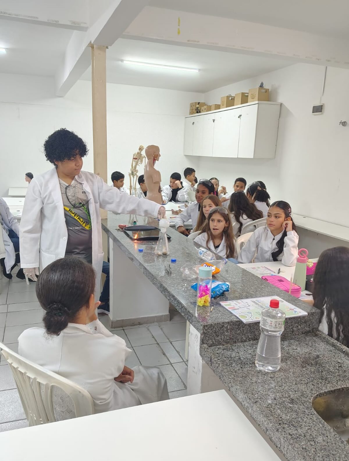 🔬🌍 Ciência na prática com o 7º Ano!
Na aula de hoje, os alunos do 7º ano investigaram o conceito de pressão atmosférica por meio de um experimento sobre compressão e expansão dos gases.
De forma prática e investigativa, observamos como os gases se comportam quando são comprimidos ou quando se expandem, relacionando o experimento com a pressão que o ar exerce ao nosso redor. 💨
Momentos assim despertam a curiosidade científica e mostram que a ciência está presente em fenômenos que acontecem o tempo todo no nosso dia a dia. 🧠✨
#Ciências #PressãoAtmosférica #AulaPrática #AprendizagemNaPrática #7Ano EducaçãoCientífica