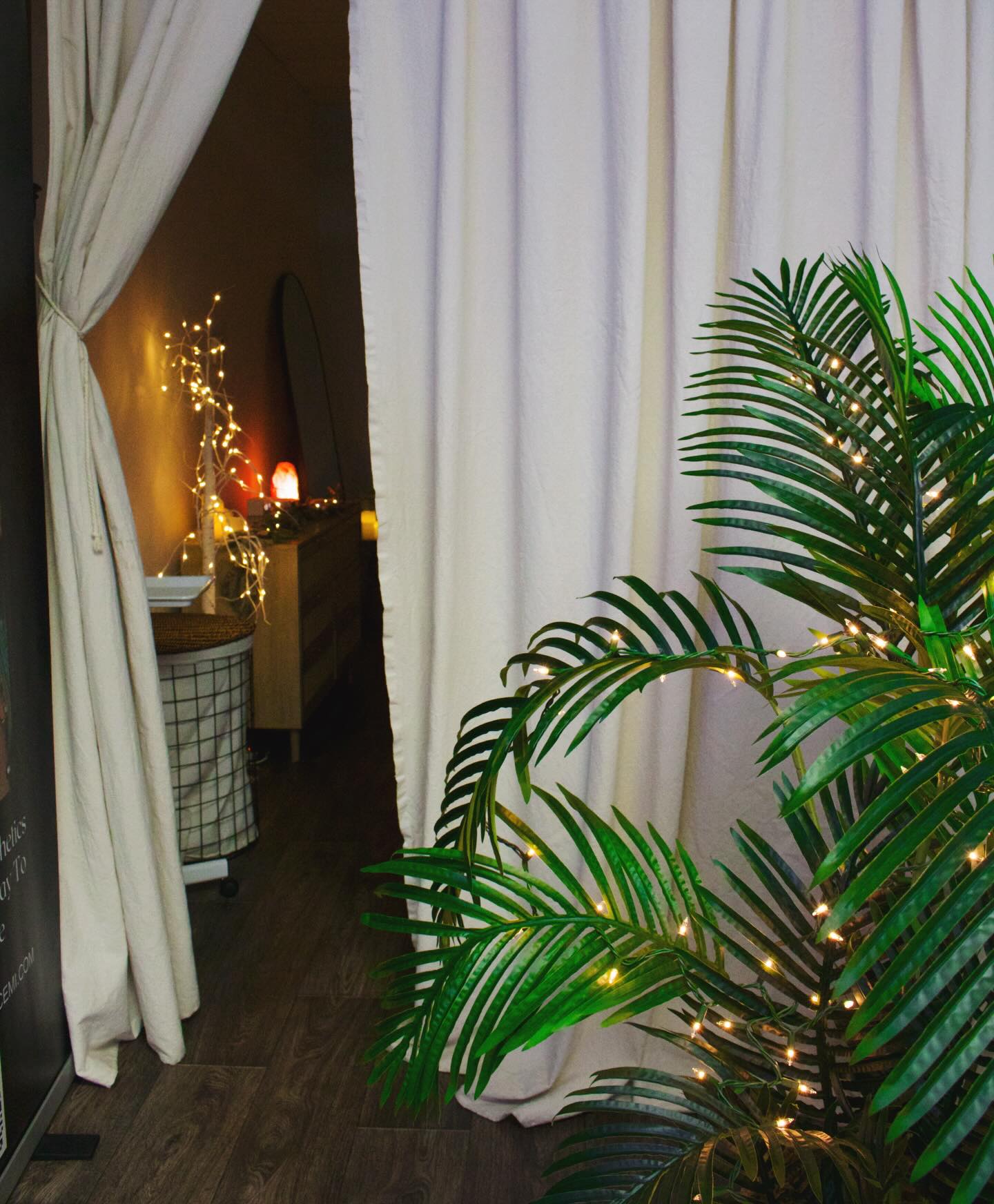 Relax and reset 🌿🥥 book your customized facial or massage with the link in our bio or on Thefaceplacemi.com🍋🟩