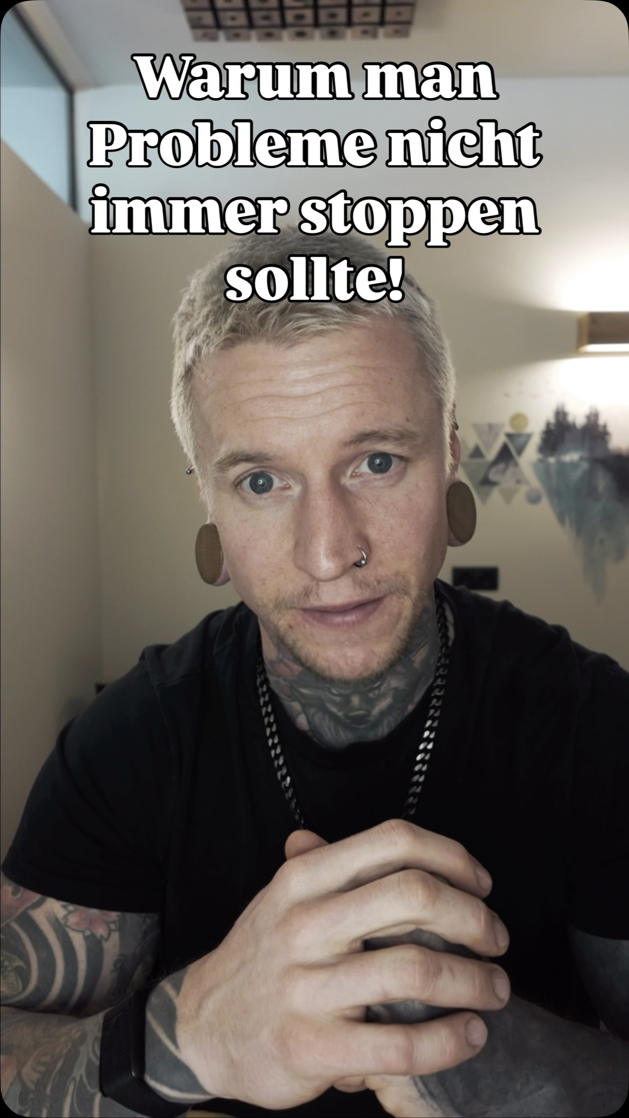 Viele Menschen versuchen Probleme sofort zu stoppen.
Unruhe.
Angst.
Gedanken.
Verhalten.
Wir kämpfen dagegen an.
Die Geschichte von Milton Erickson zeigt etwas anderes.
Ein Mann konnte nicht stillsitzen.
Alle wollten, dass er sich beruhigt, bevor sie mit ihm arbeiten.
Erickson stellte nur eine Frage:
„Können Sie mit mir arbeiten, während Sie im Raum auf und ab laufen?“
Statt das Verhalten zu stoppen, hat er damit gearbeitet.
Und genau dort beginnt oft Veränderung.
In der Beratung geht es nicht immer darum, etwas sofort zu stoppen.
Oft geht es darum, zu verstehen, was dahinter steckt und einen neuen Umgang damit zu lernen.
Manchmal ist das Problem nicht das Problem.
Manchmal braucht es nur einen anderen Blick darauf.
⸻
#psychologie #mentalcoaching #beratung #persönlichkeitsentwicklung #selbstreflexion